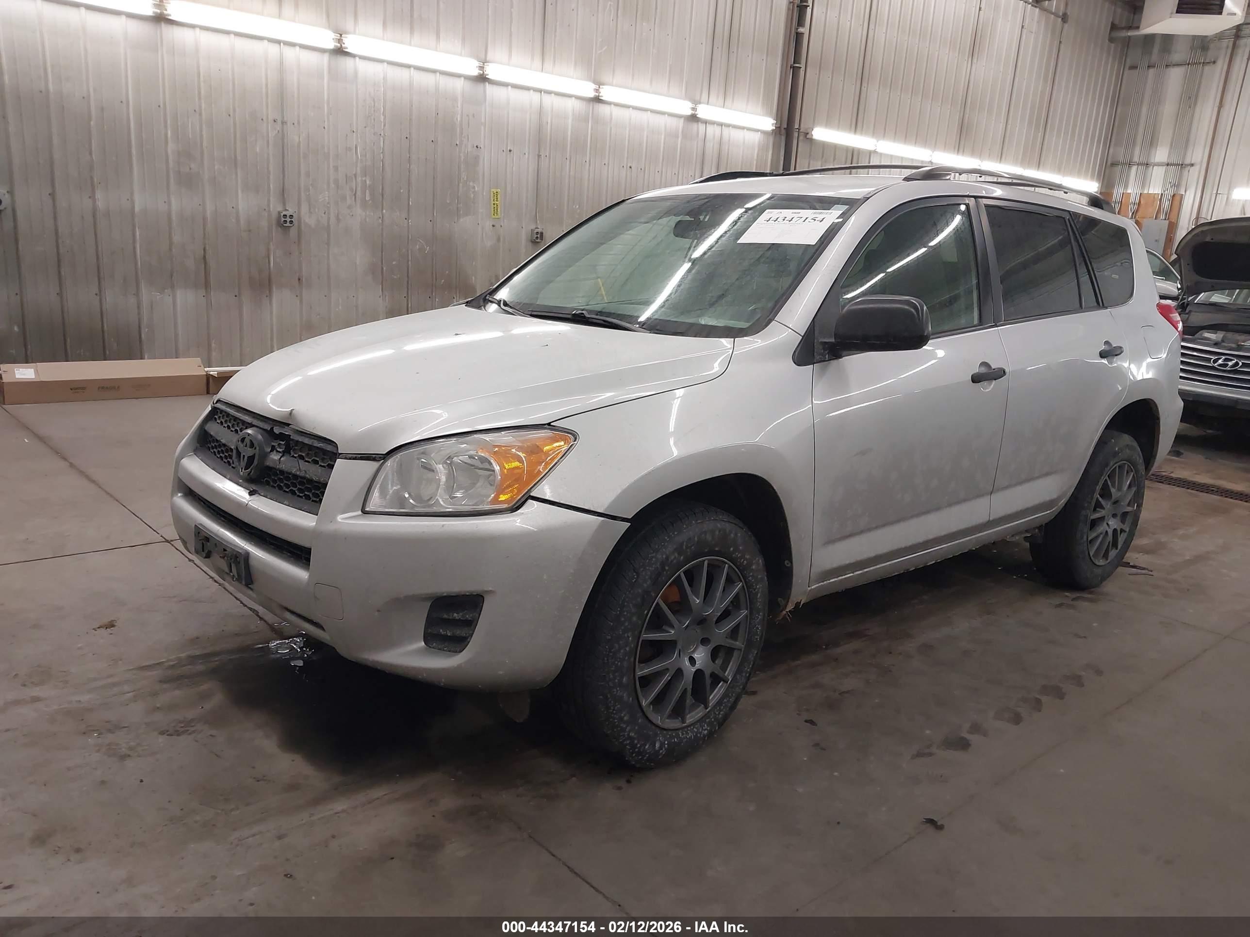 TOYOTA RAV4 image 2