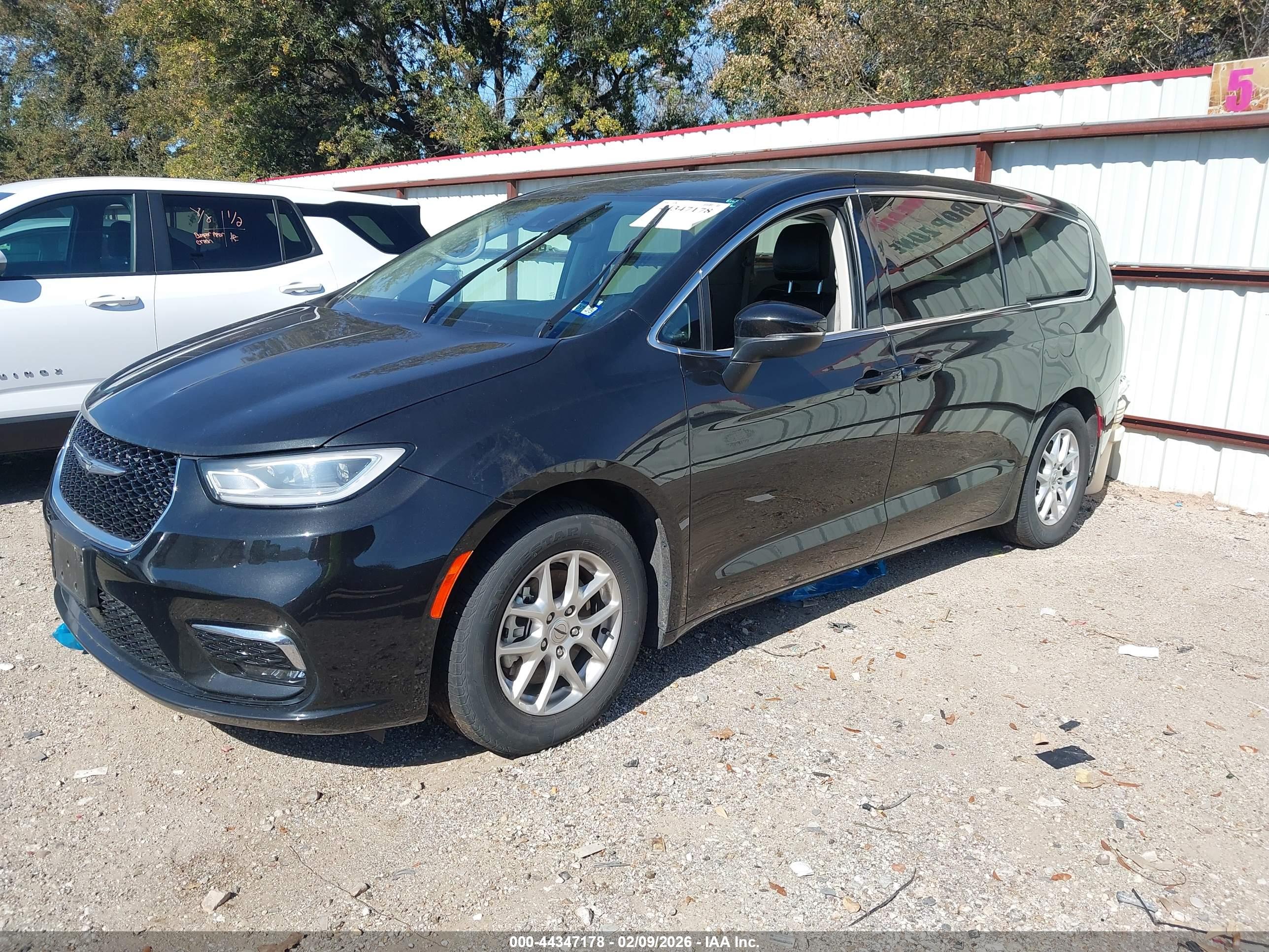 CHRYSLER PACIFICA image 2