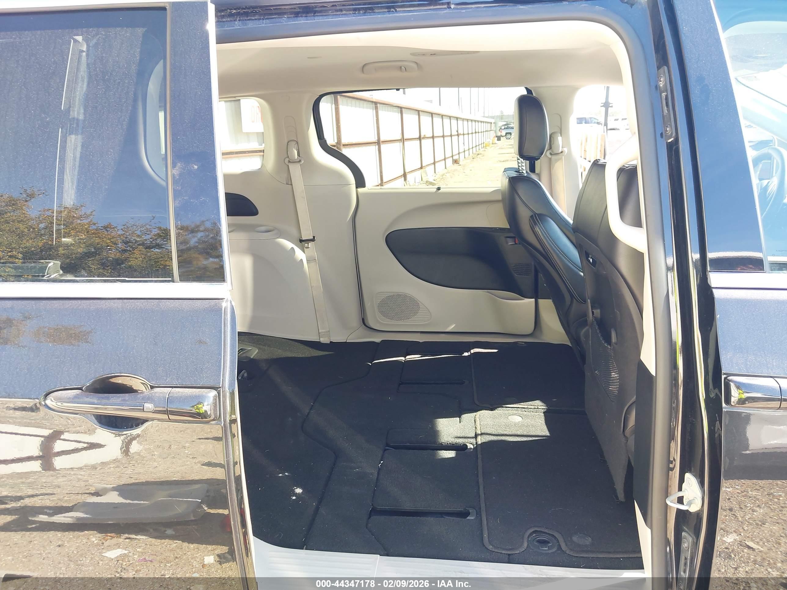 CHRYSLER PACIFICA image 8