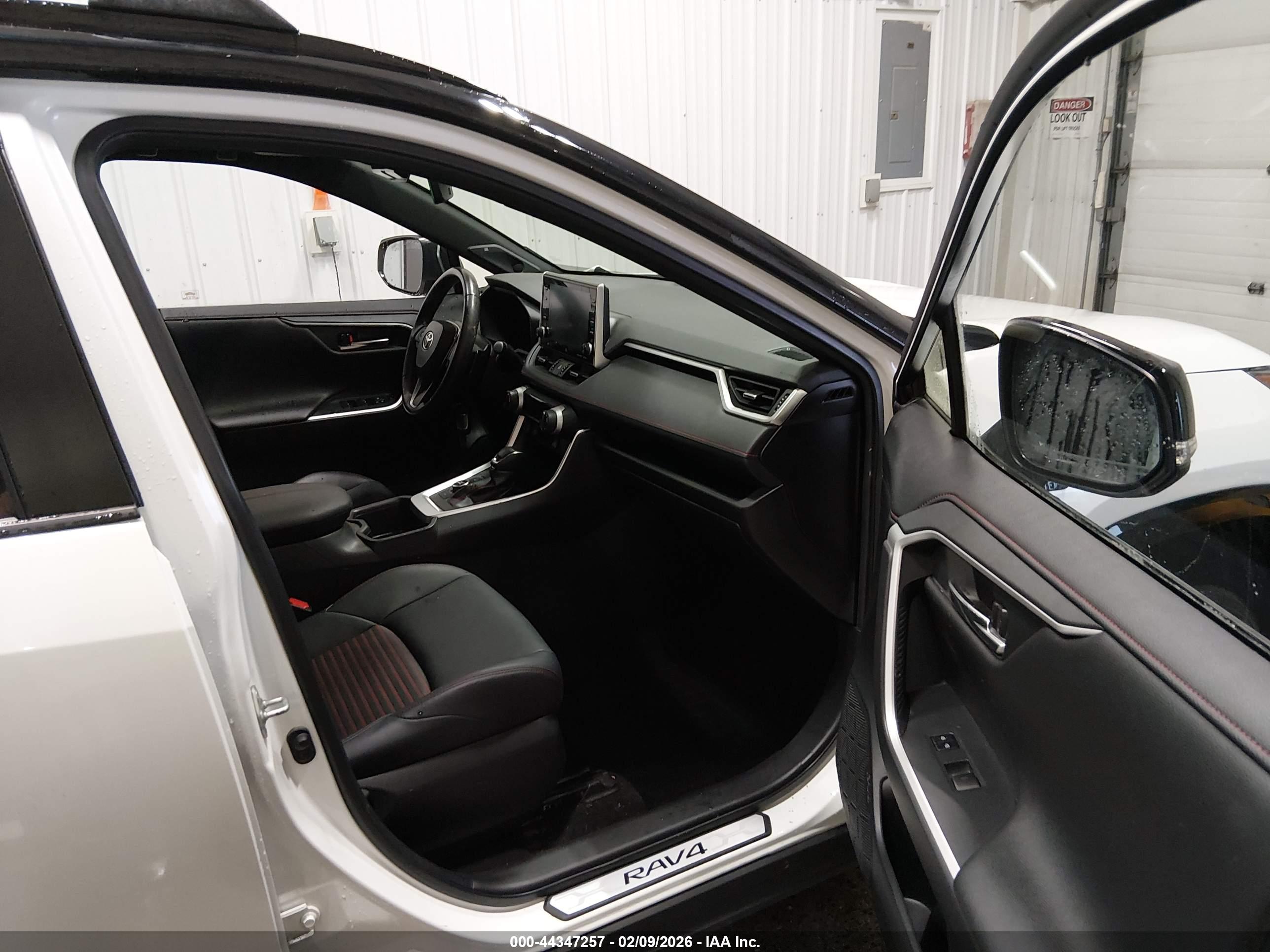 TOYOTA RAV4 image 5