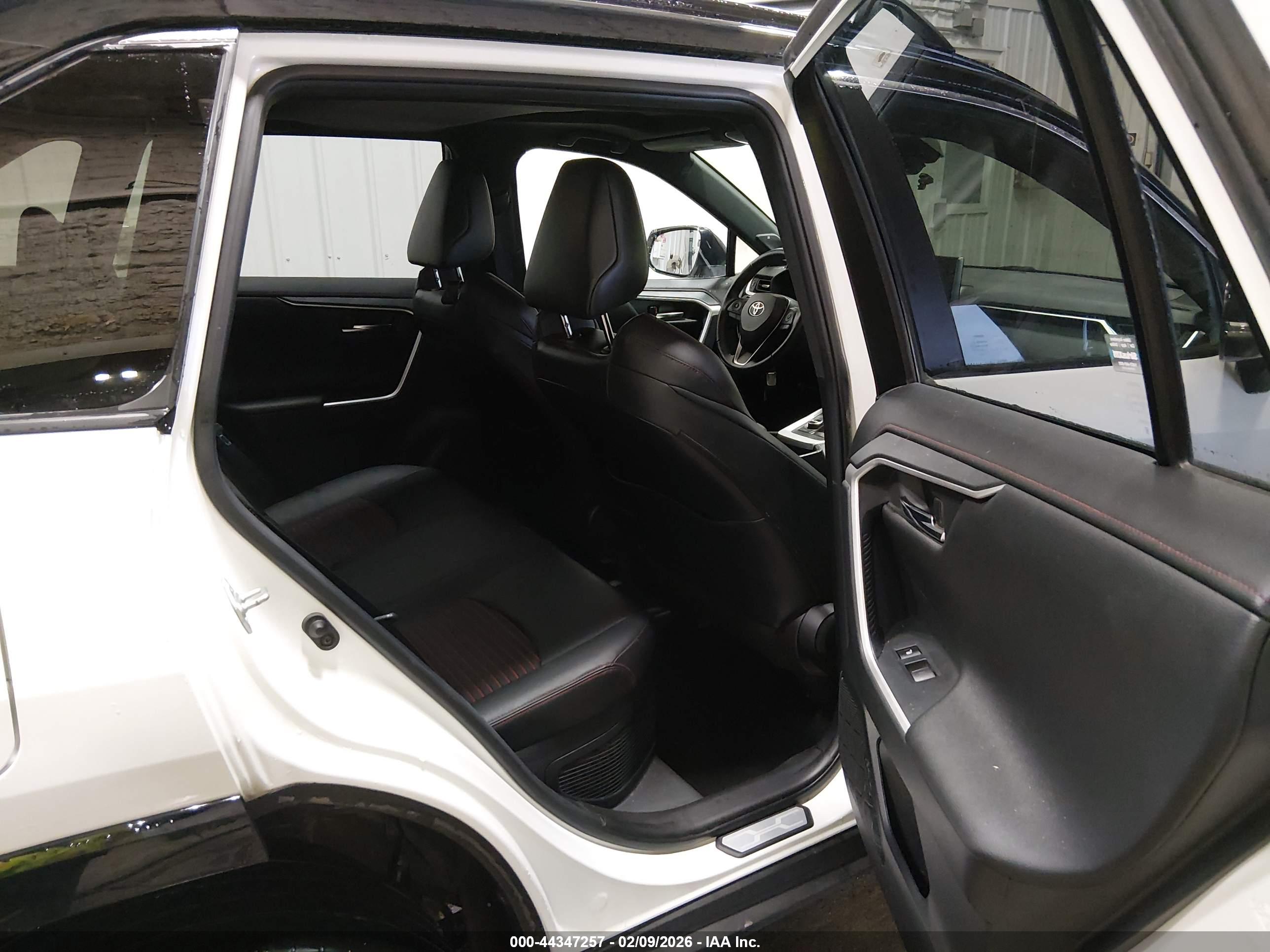 TOYOTA RAV4 image 8