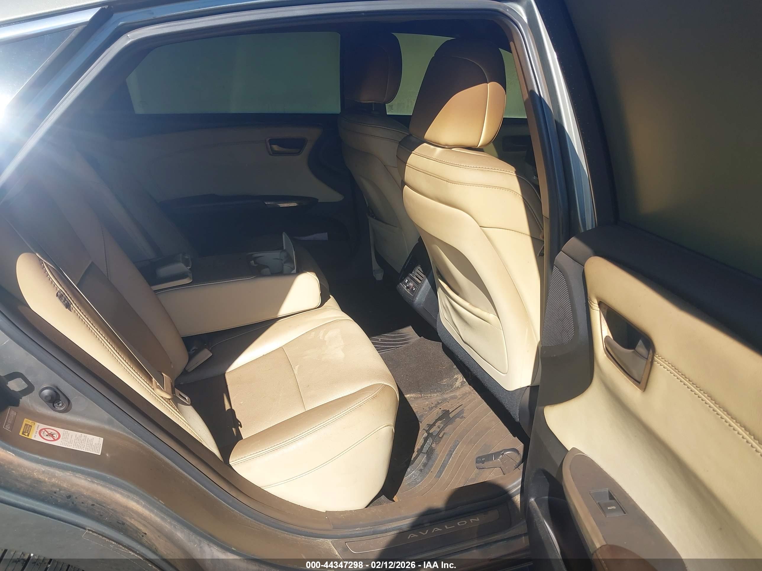 TOYOTA AVALON image 8
