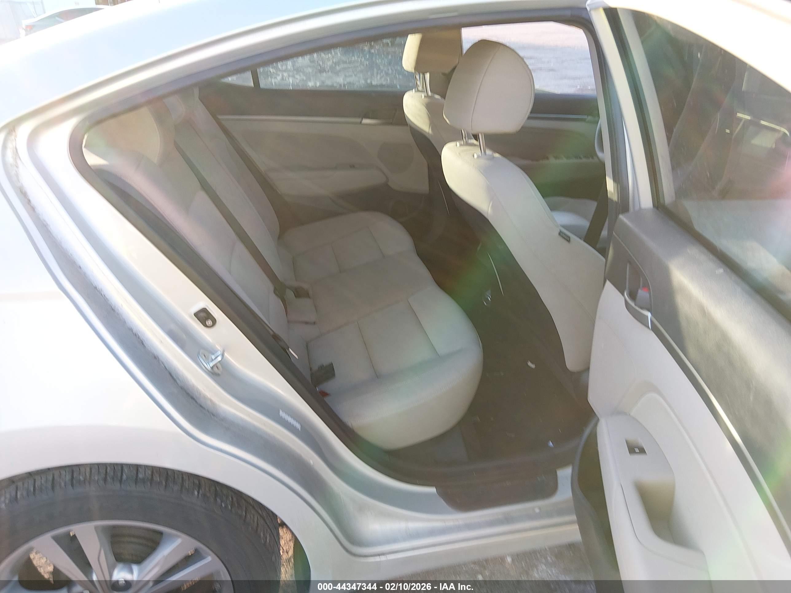 HYUNDAI ELANTRA image 8
