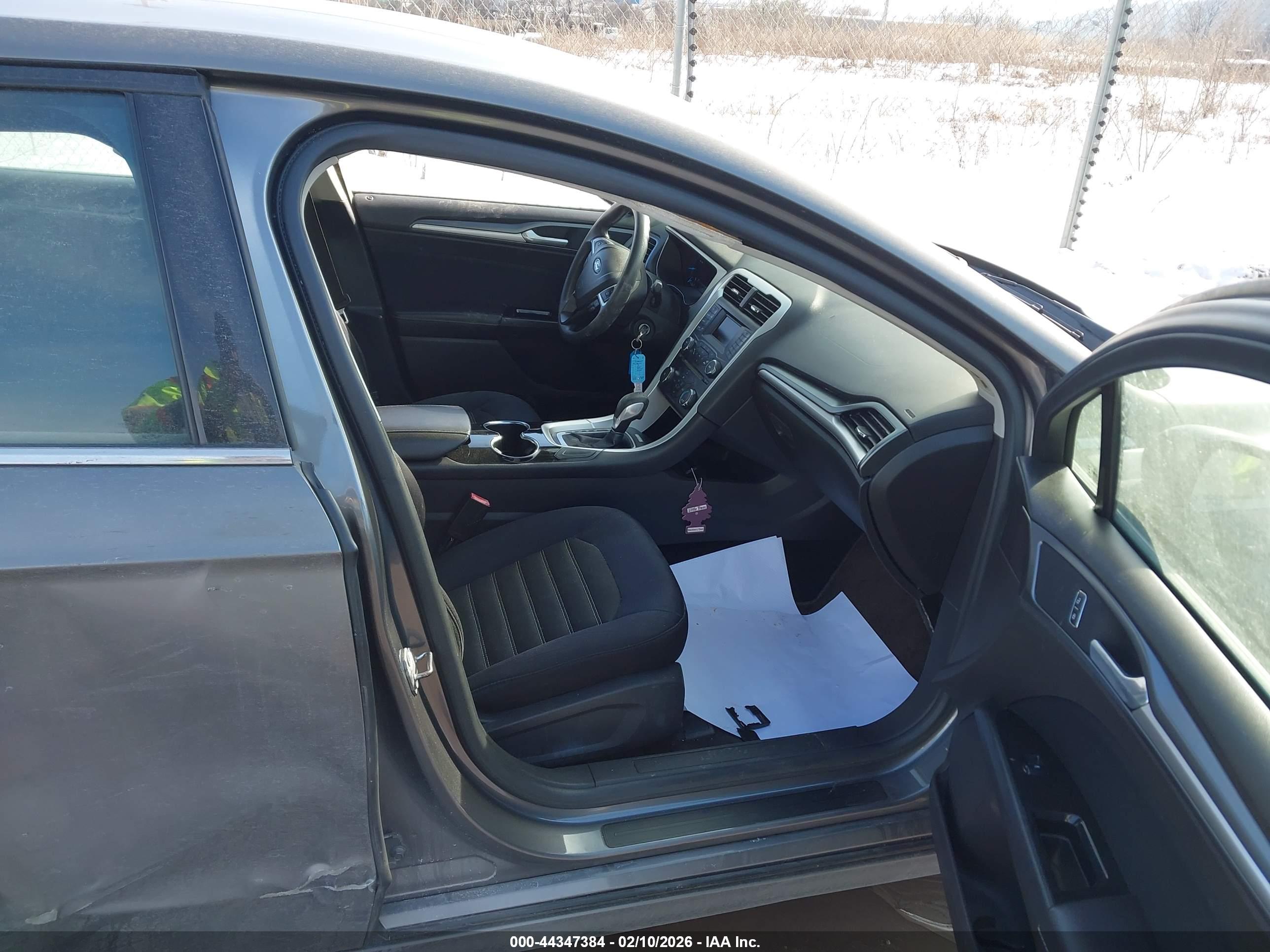 FORD FUSION image 5