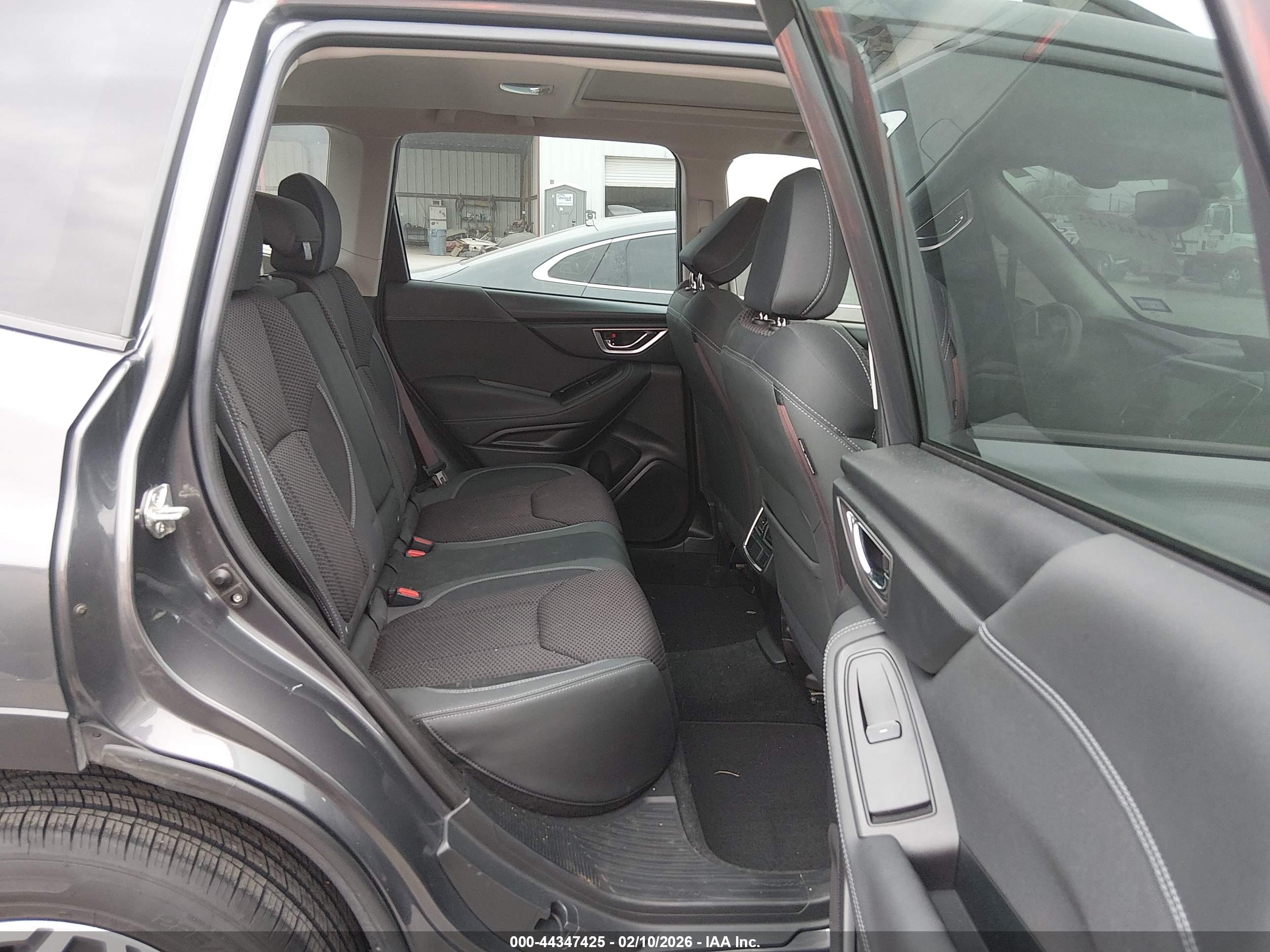 SUBARU FORESTER image 8