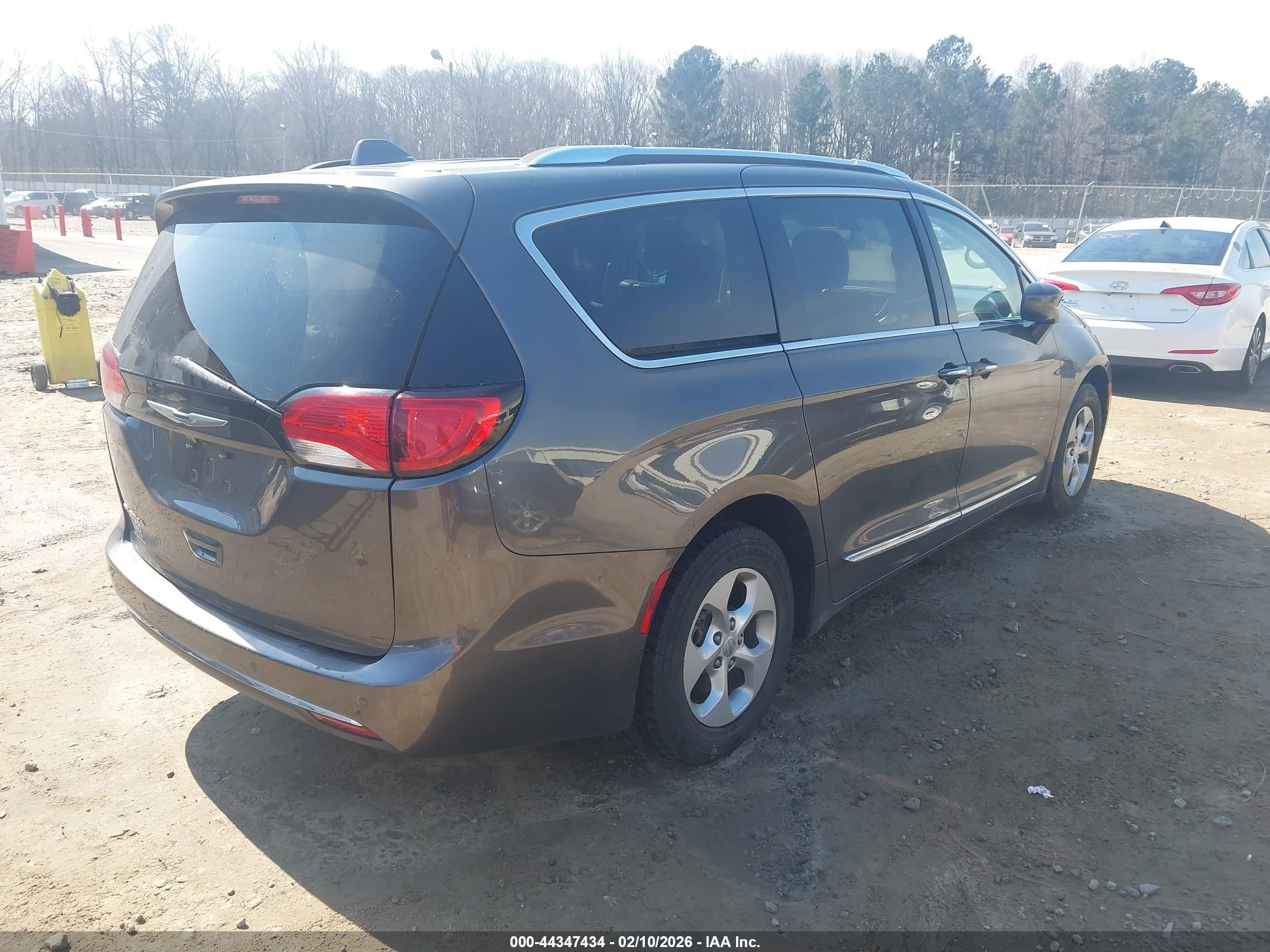 CHRYSLER PACIFICA image 4