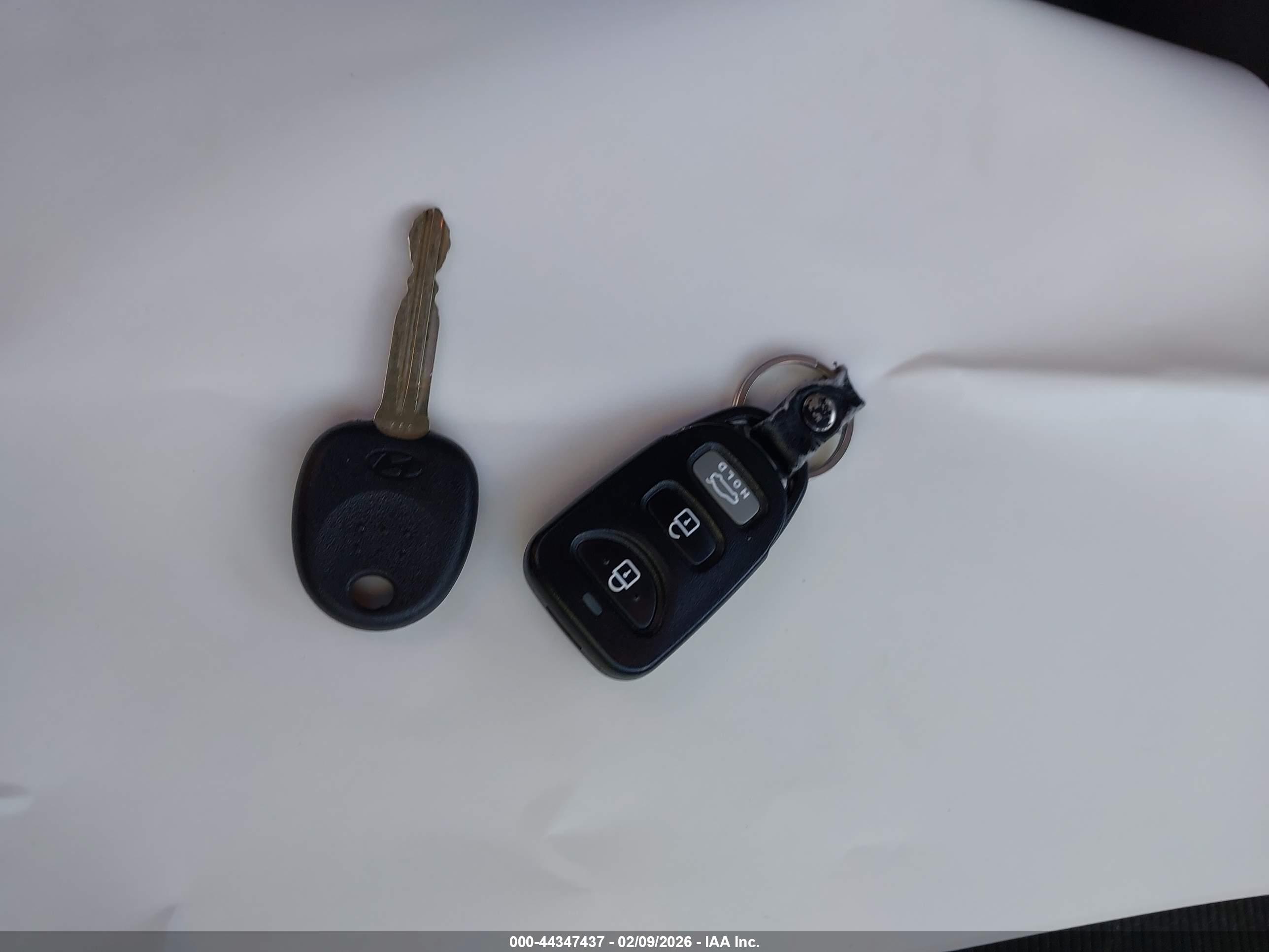 HYUNDAI ELANTRA image 11