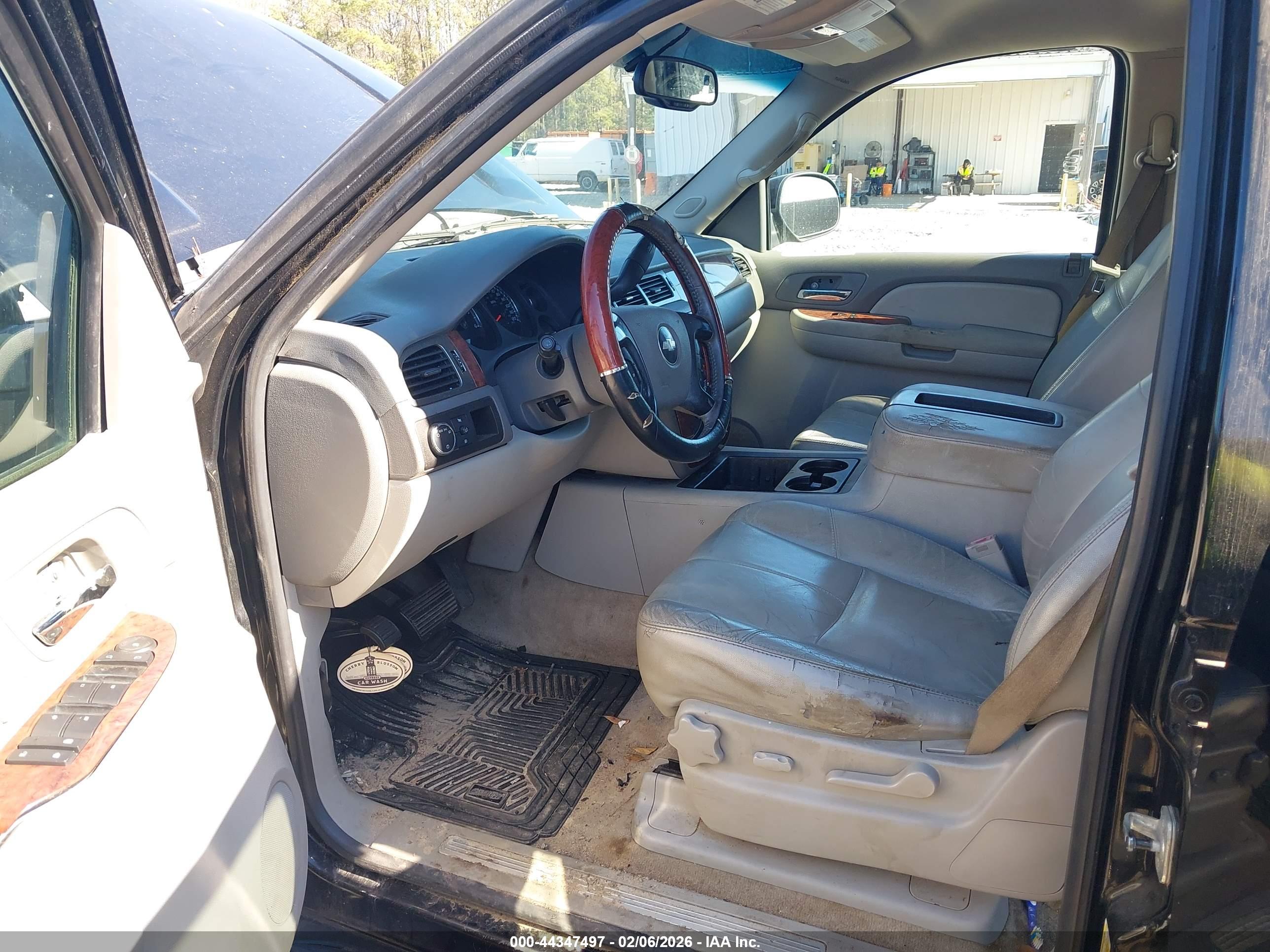 CHEVROLET SUBURBAN image 5