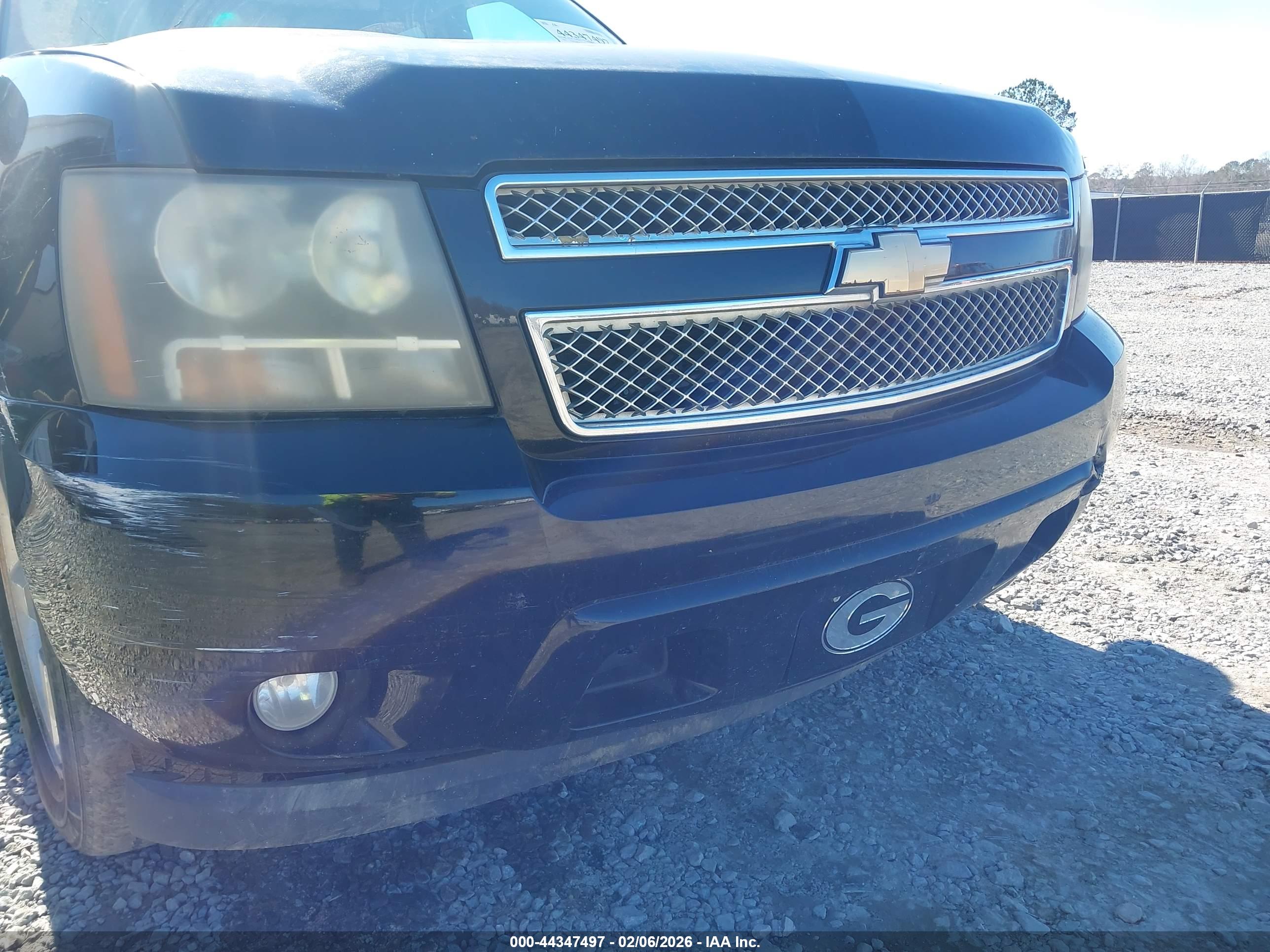CHEVROLET SUBURBAN image 6