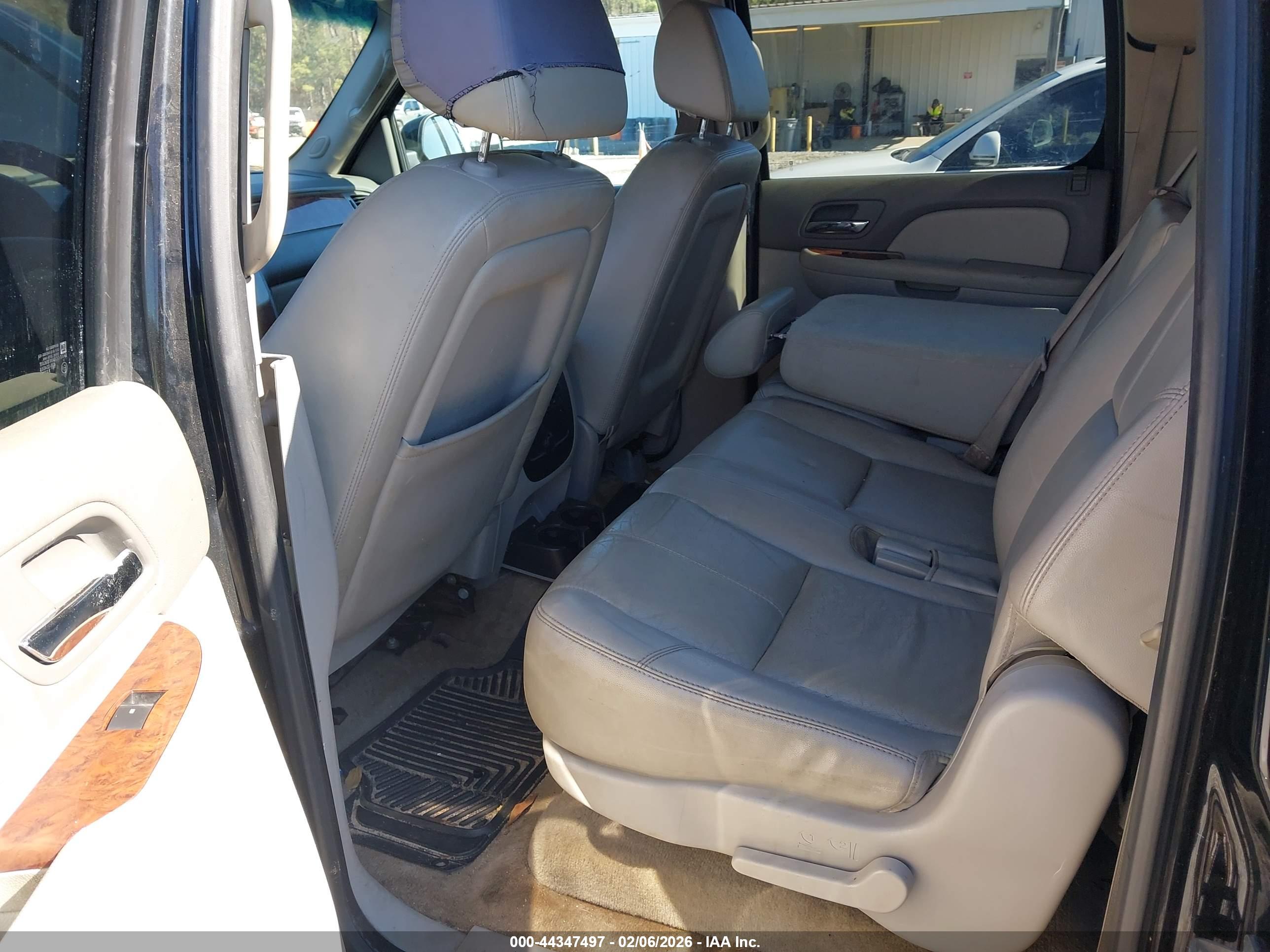 CHEVROLET SUBURBAN image 8