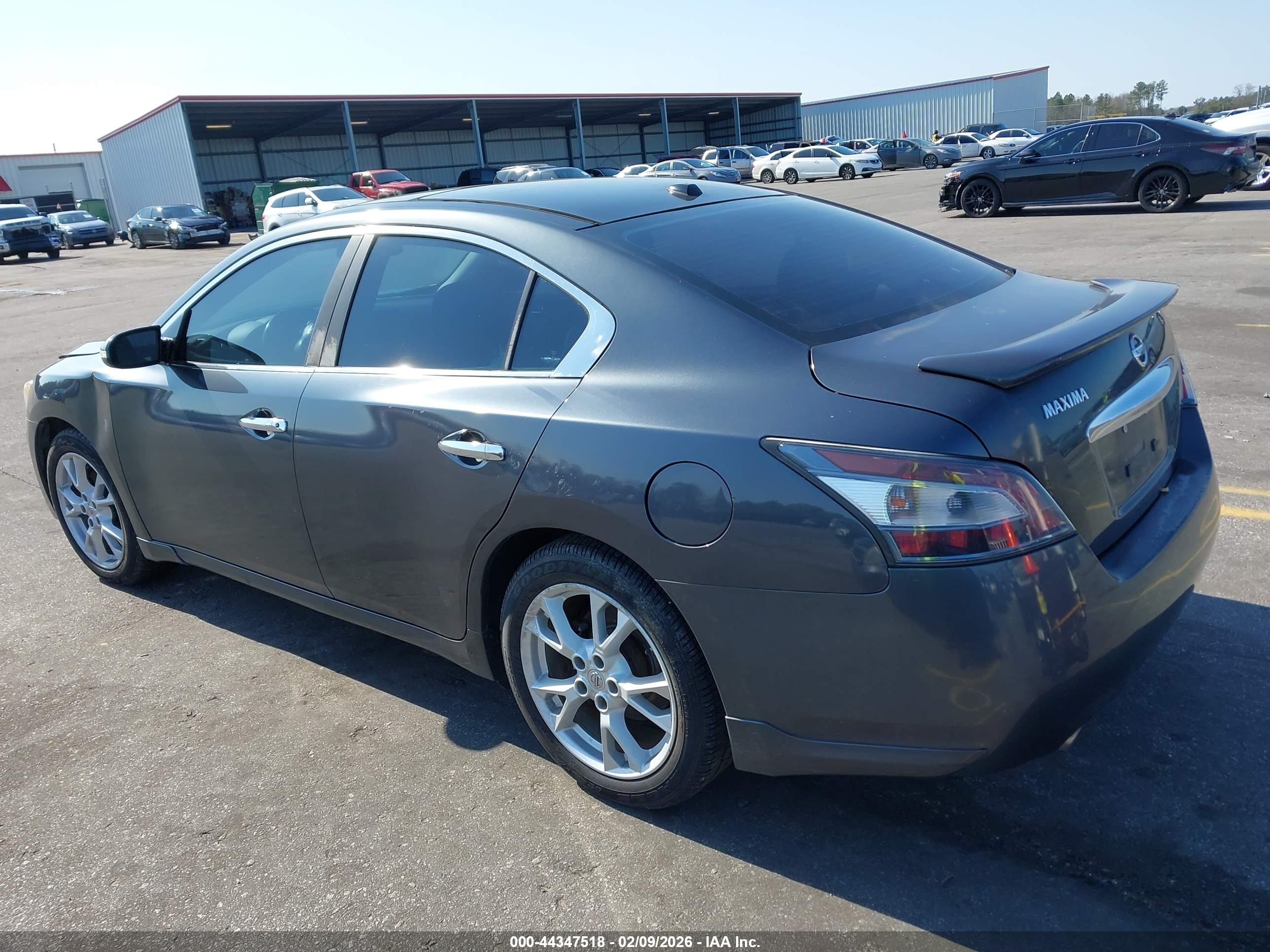 NISSAN MAXIMA image 3