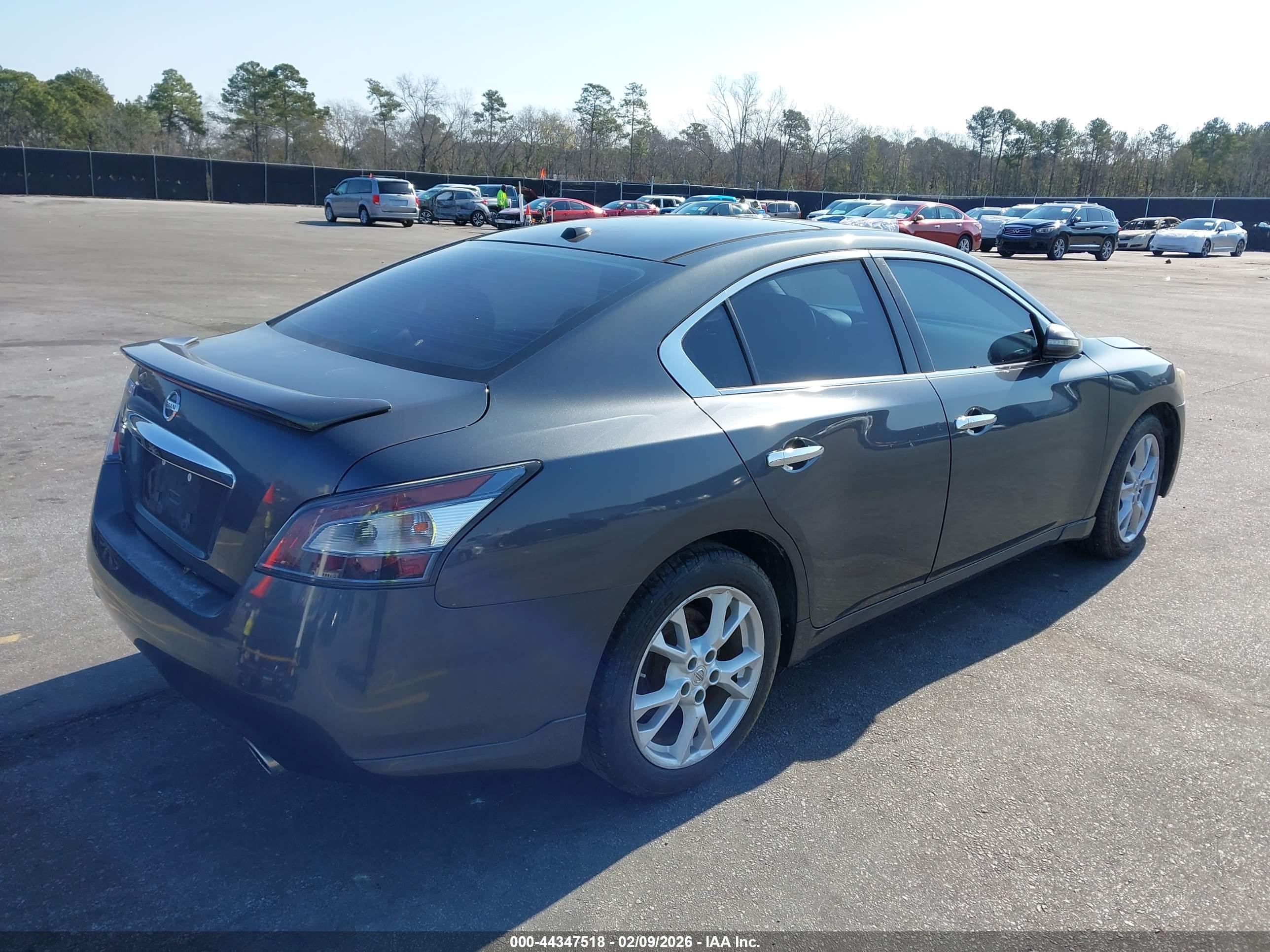 NISSAN MAXIMA image 4