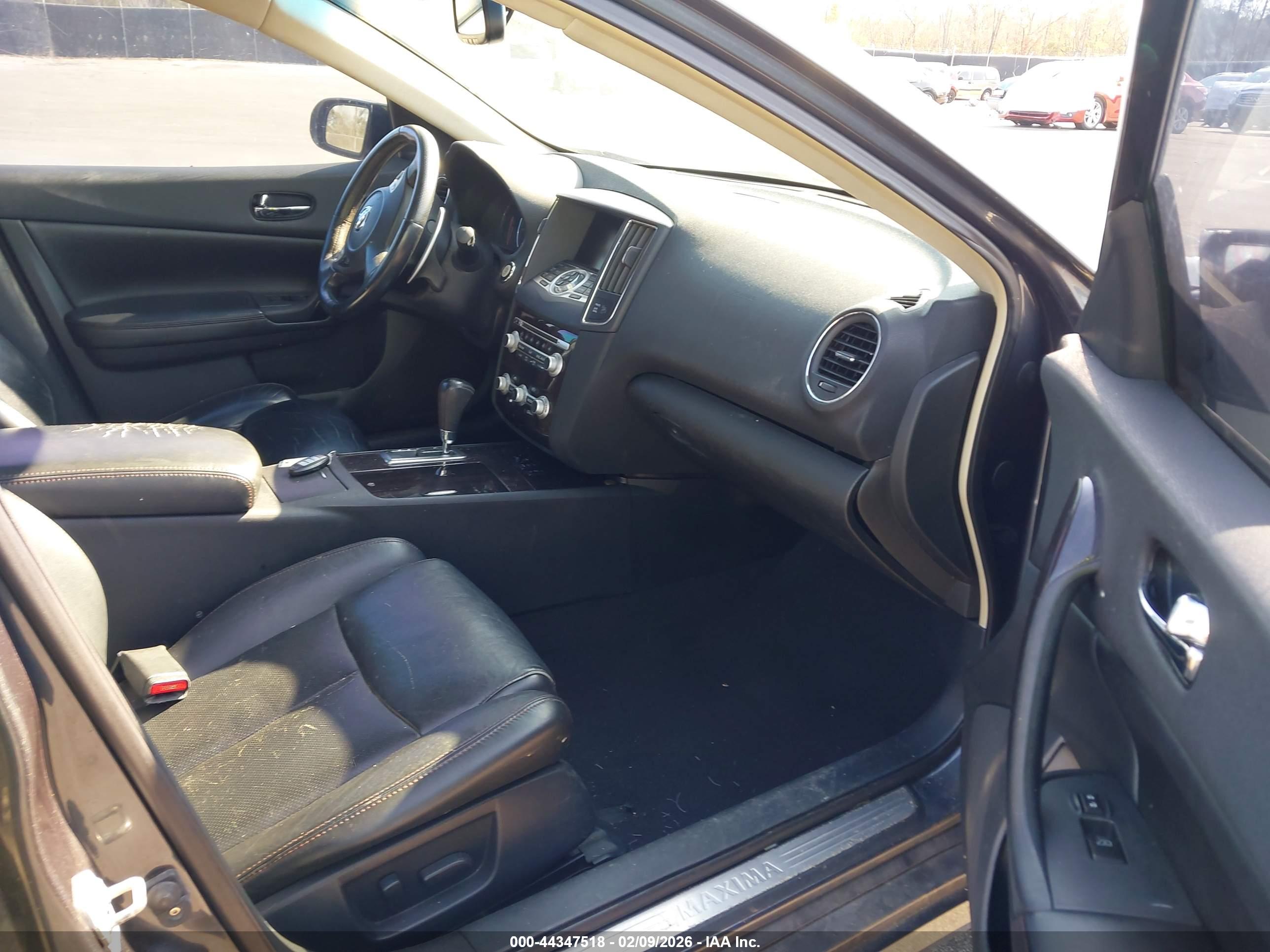 NISSAN MAXIMA image 5