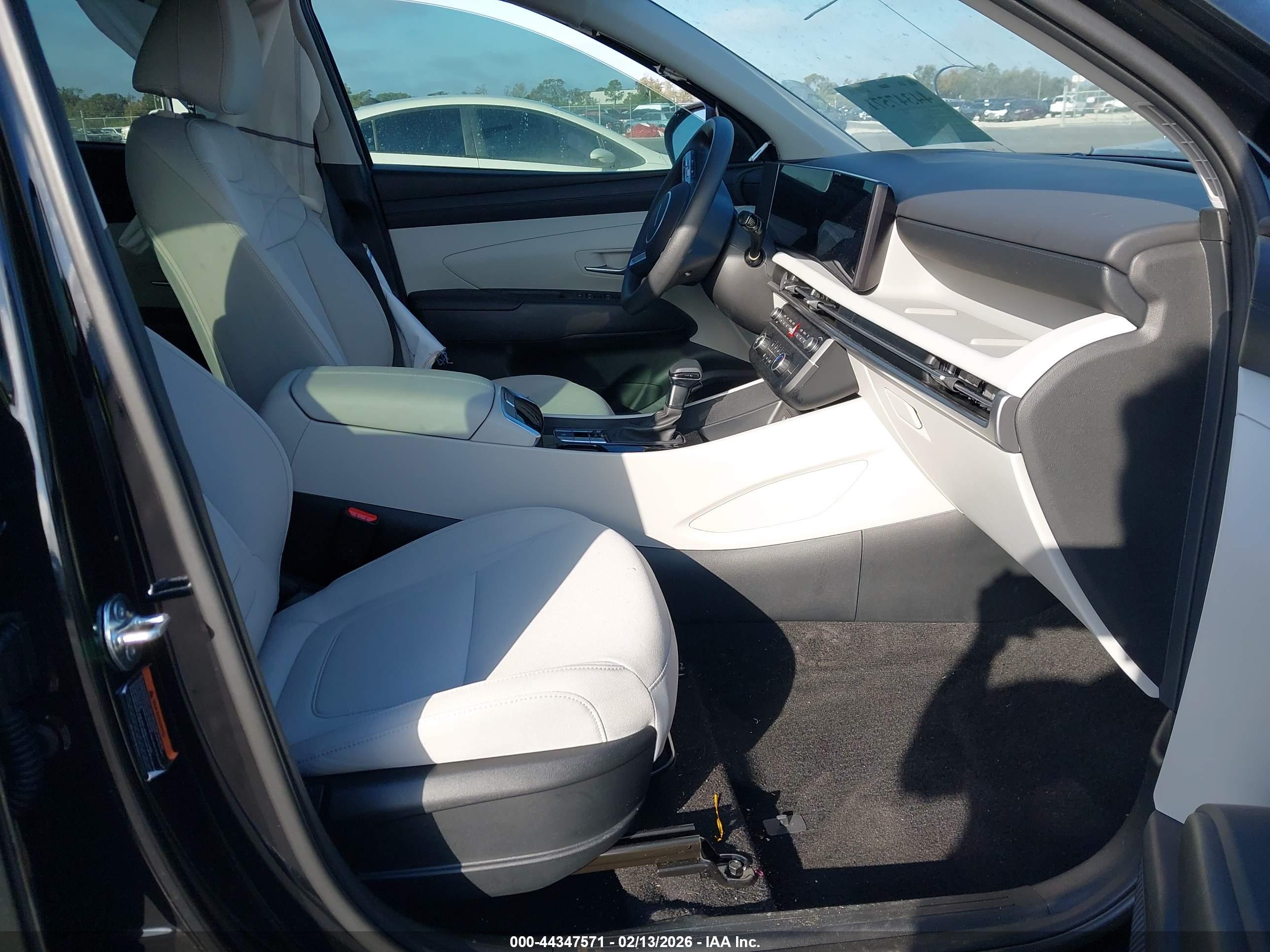 HYUNDAI TUCSON image 5