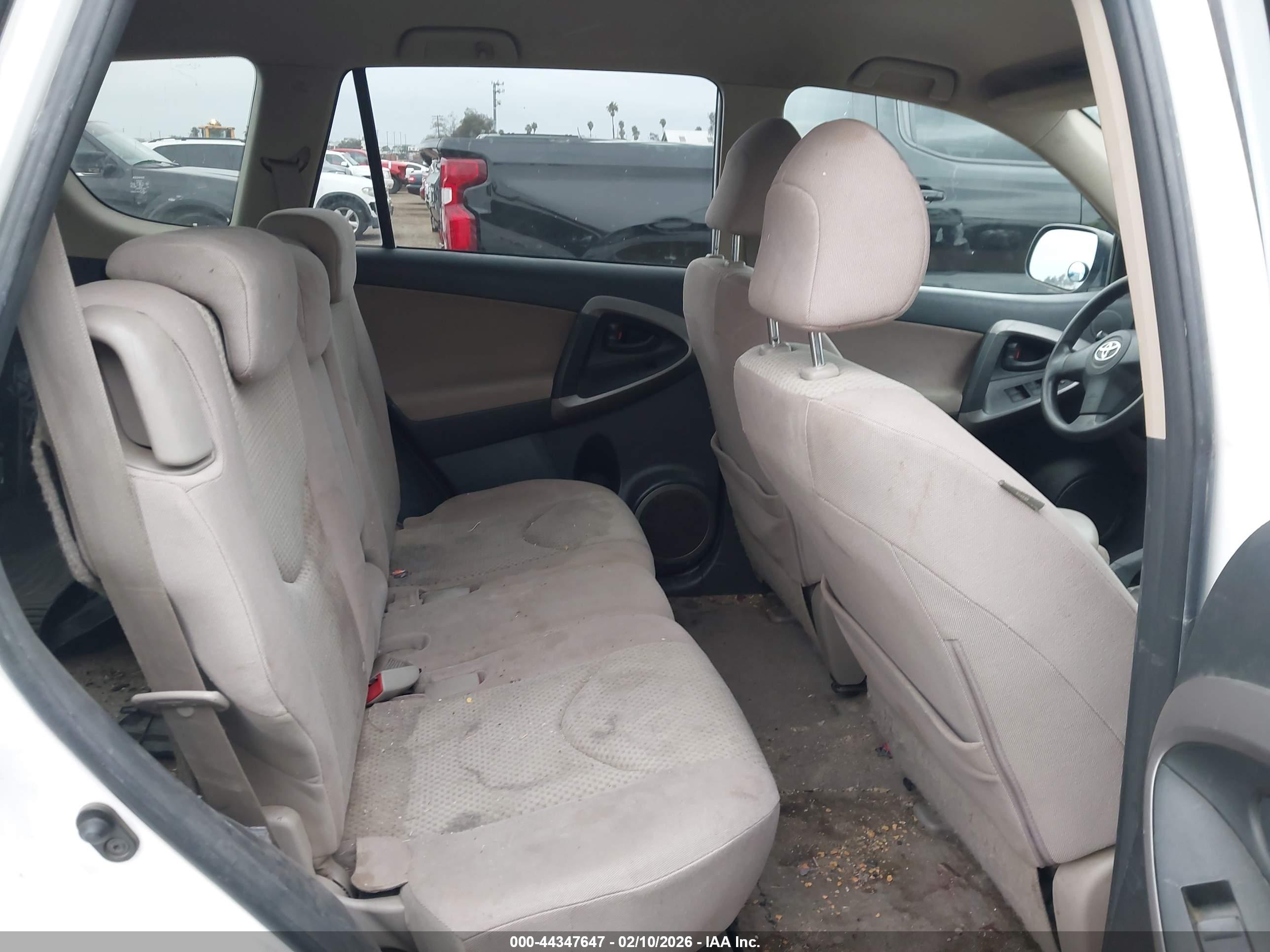 TOYOTA RAV4 image 8