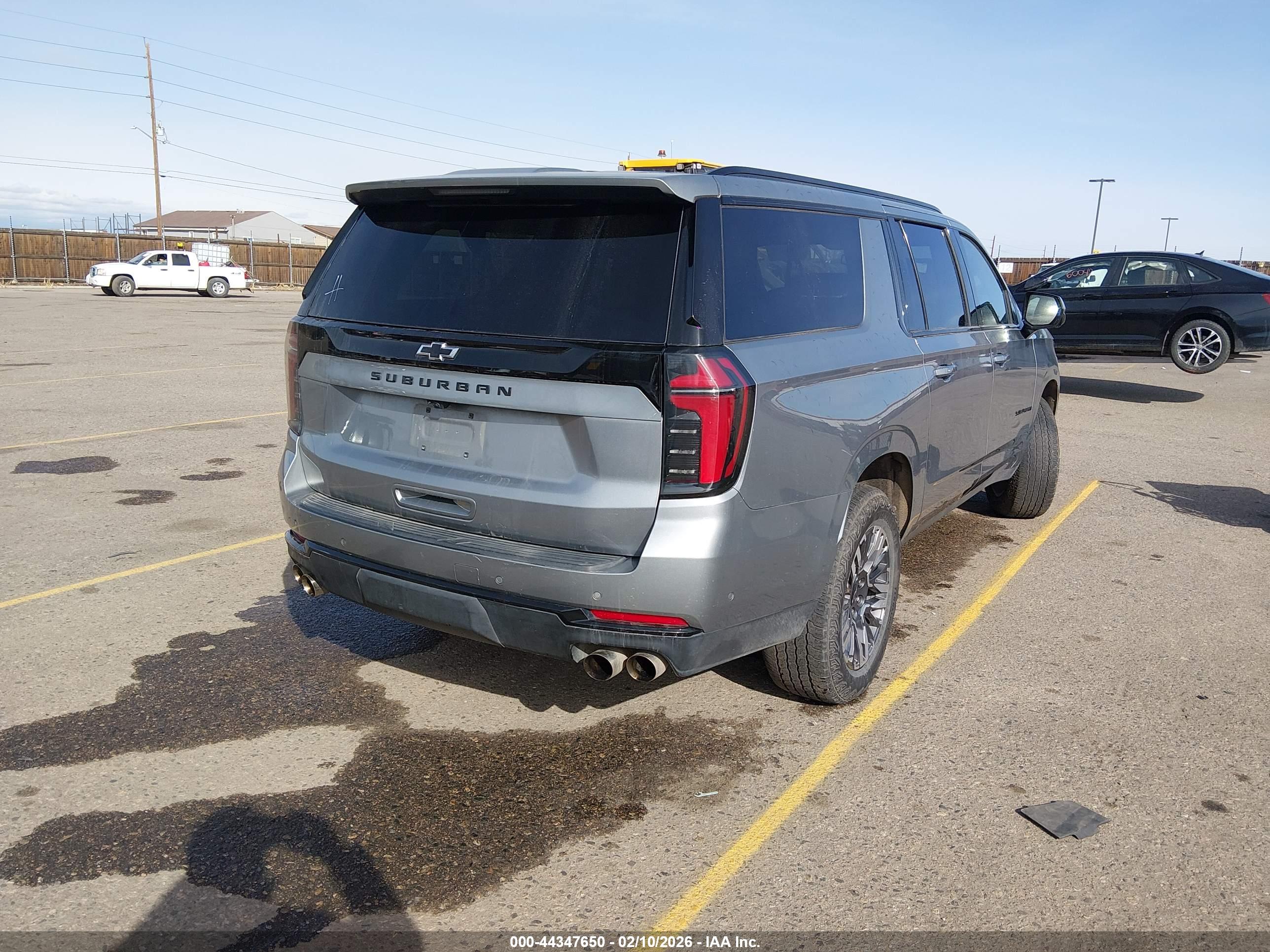 CHEVROLET SUBURBAN image 4