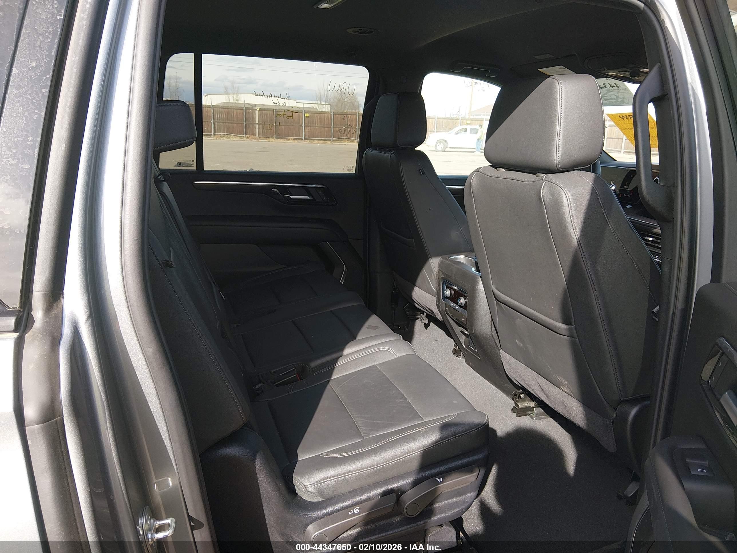 CHEVROLET SUBURBAN image 8