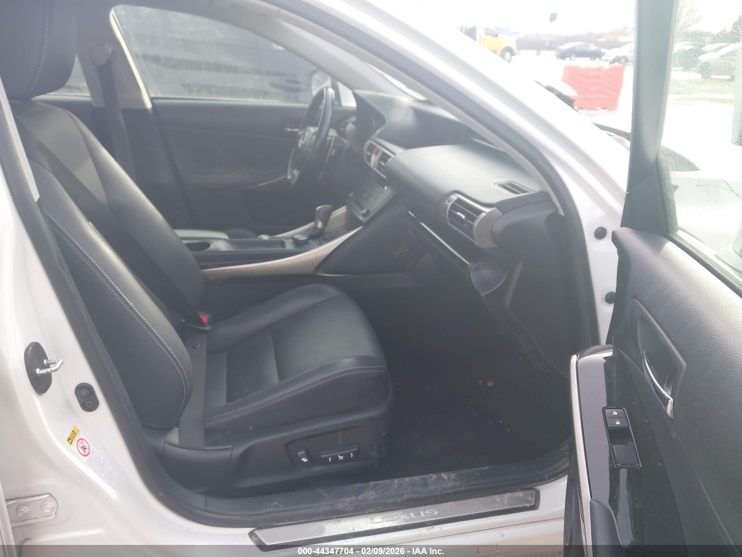LEXUS IS image 5