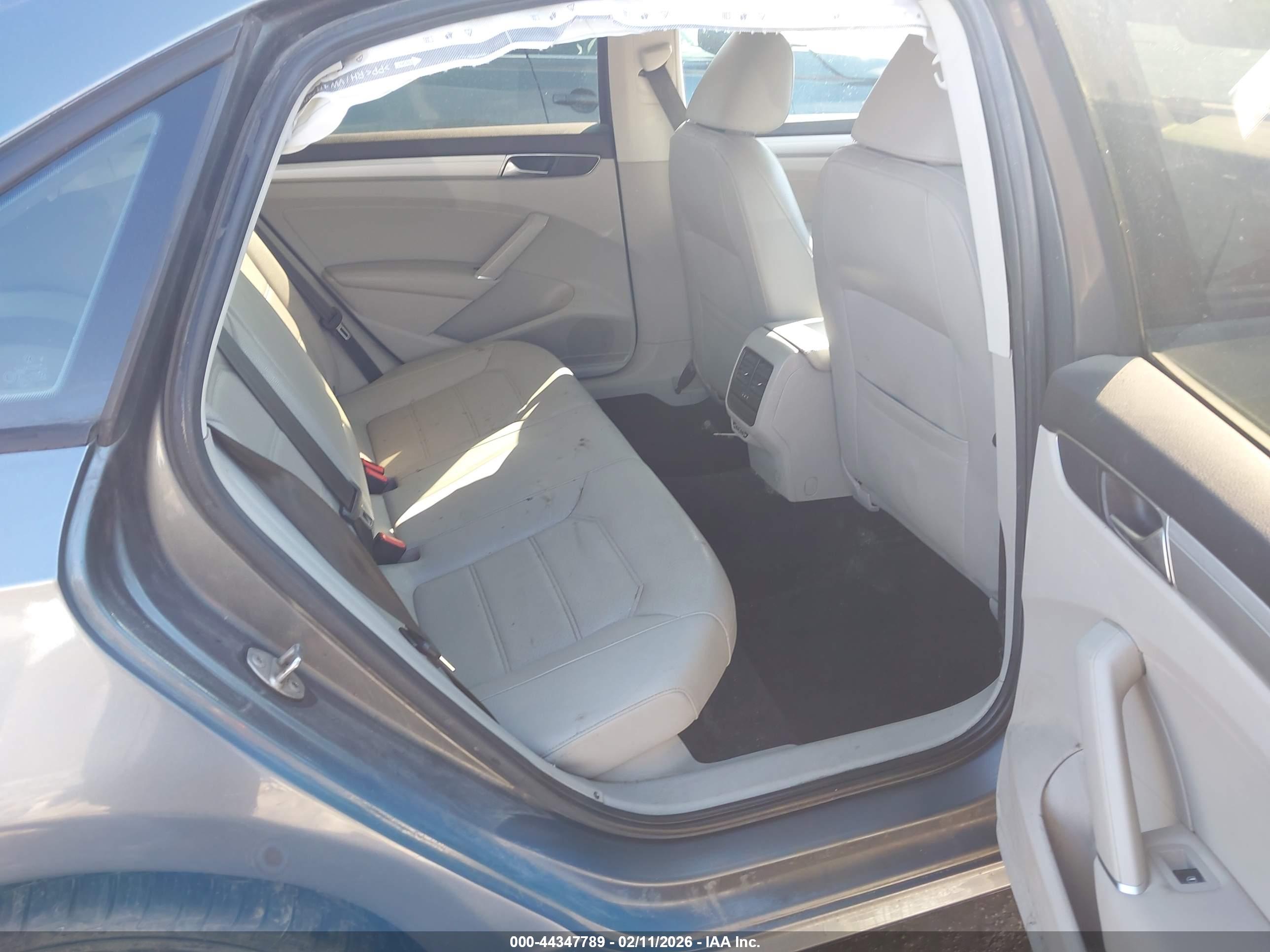 VOLKSWAGEN PASSAT image 8