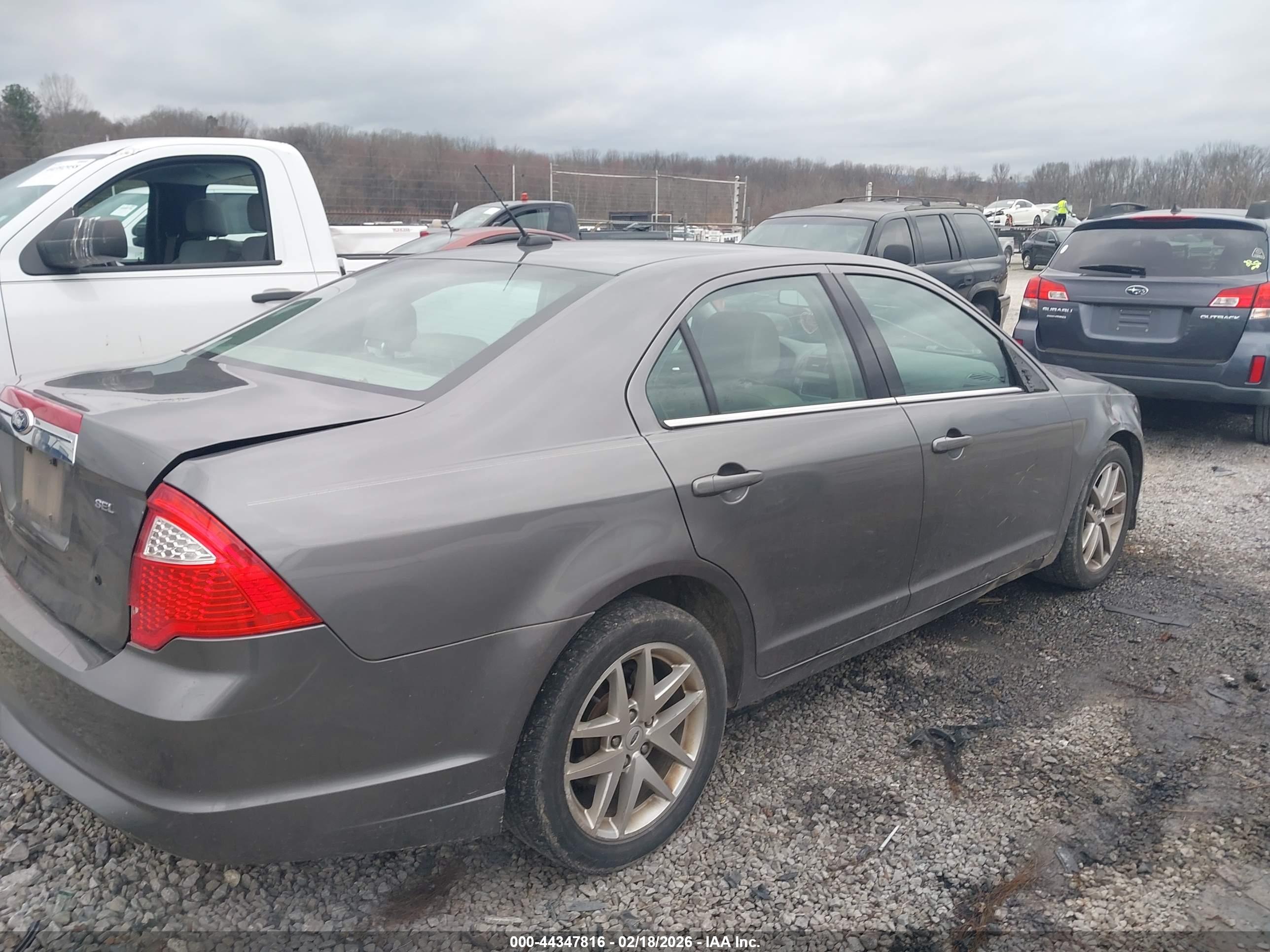 FORD FUSION image 4