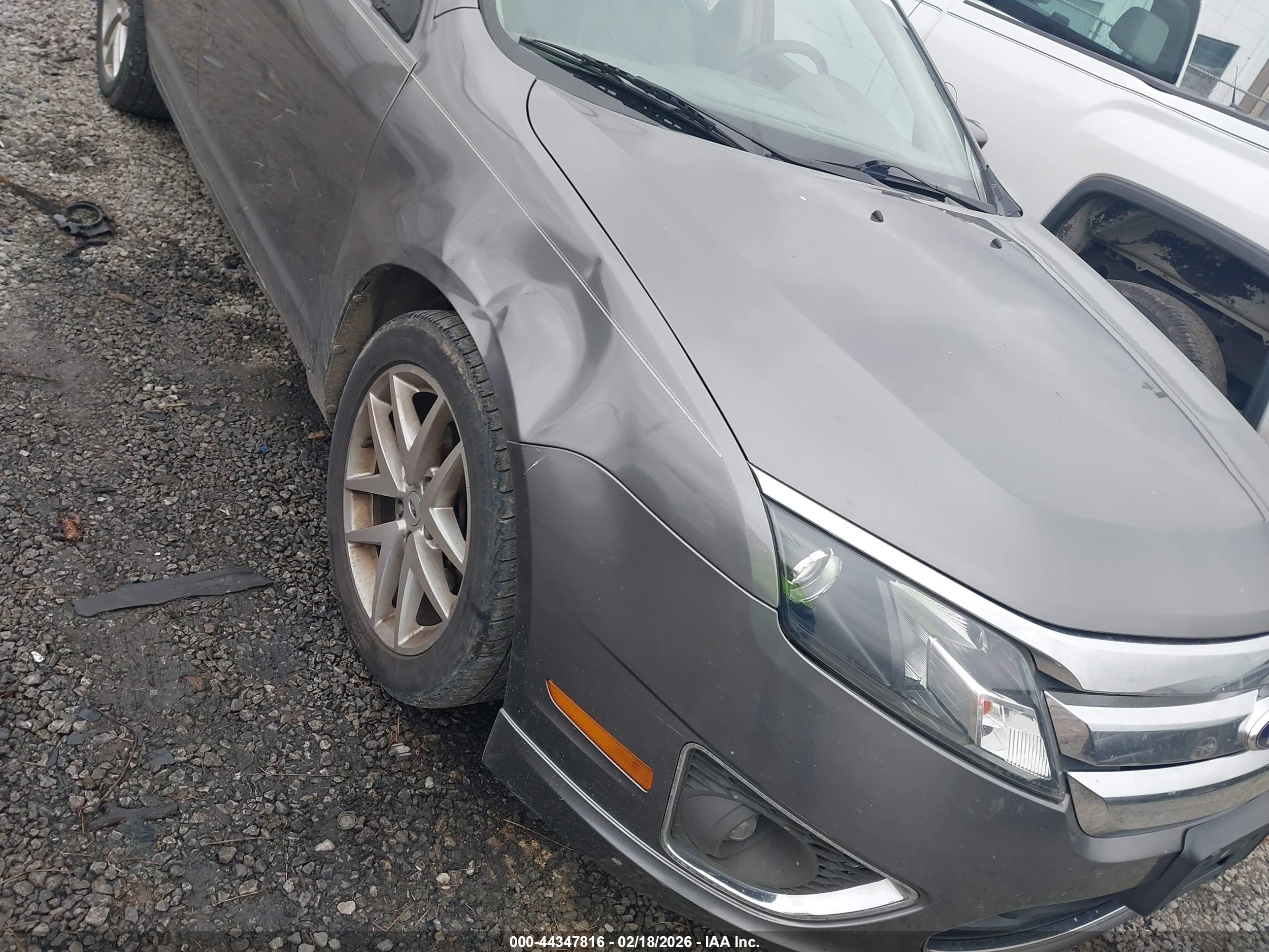 FORD FUSION image 6