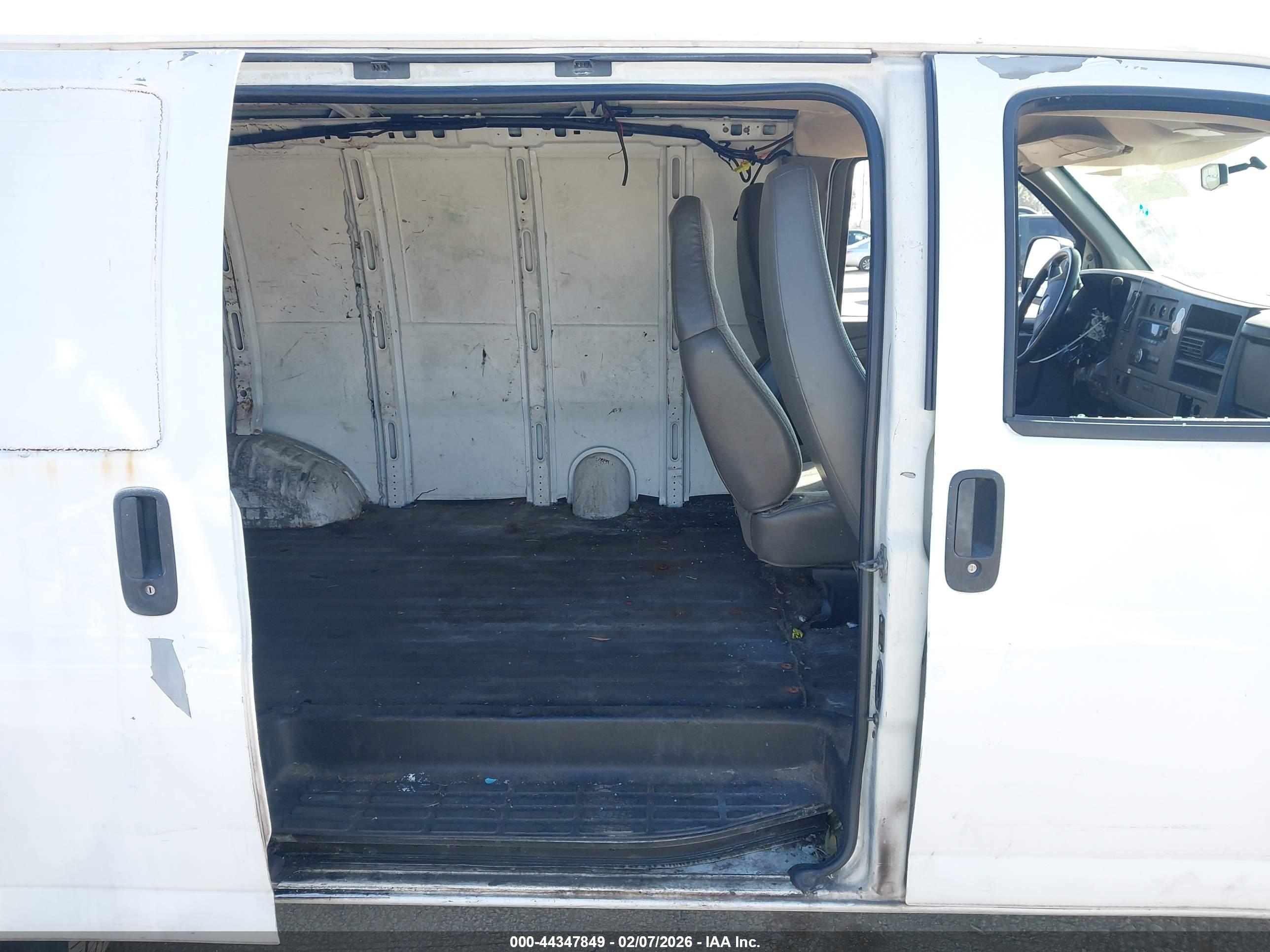 CHEVROLET EXPRESS image 8