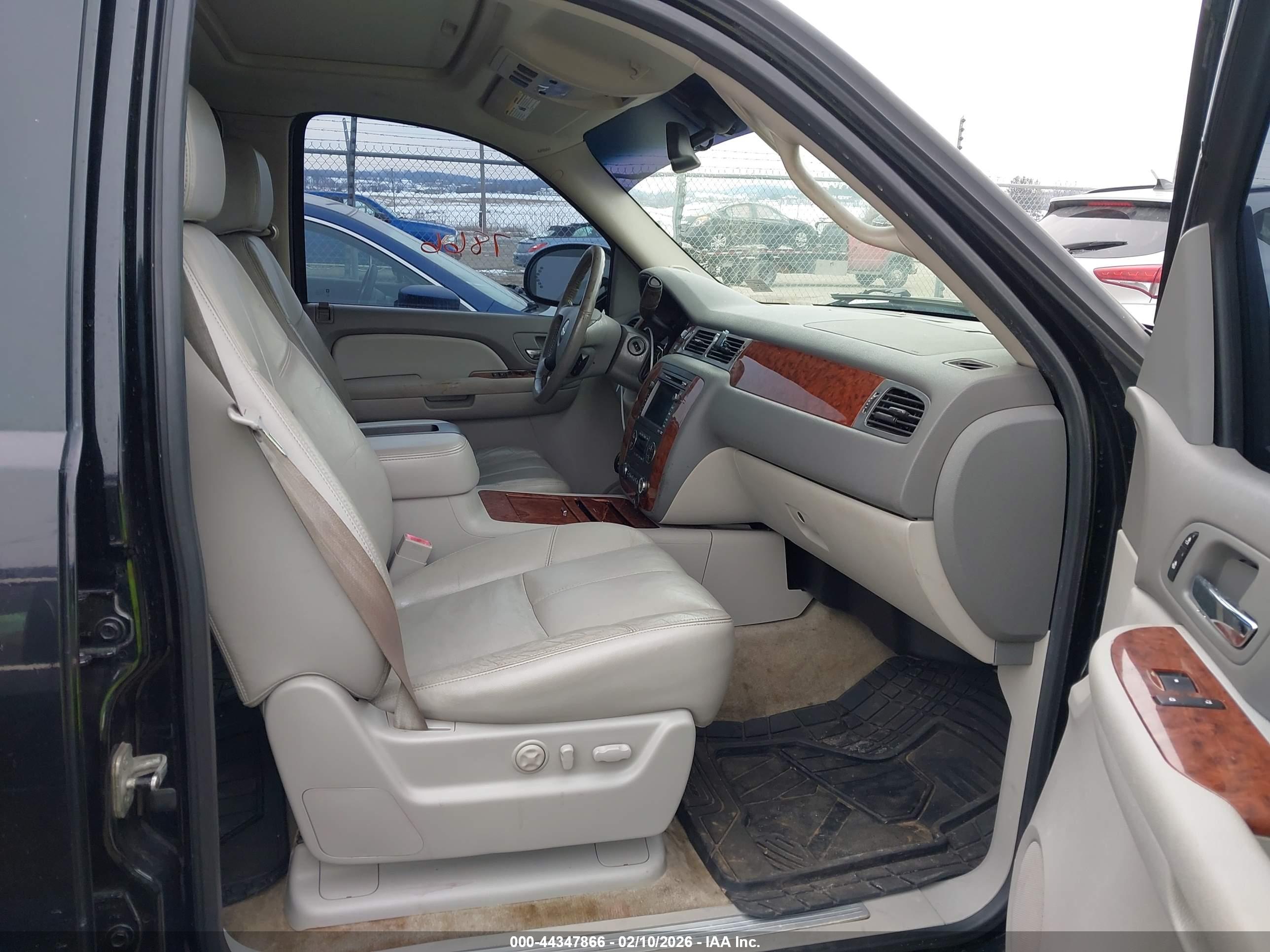CHEVROLET SUBURBAN image 5