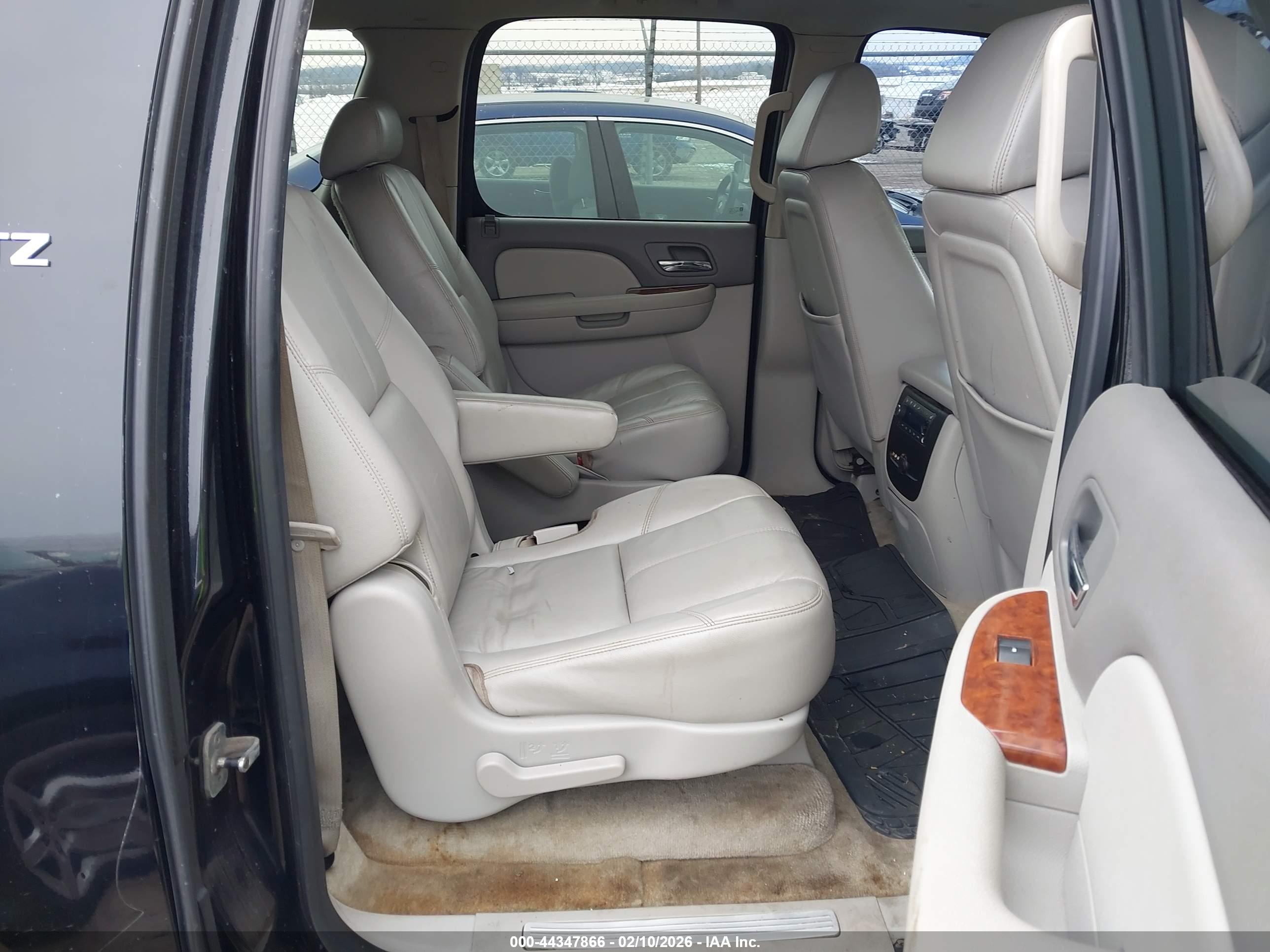 CHEVROLET SUBURBAN image 8