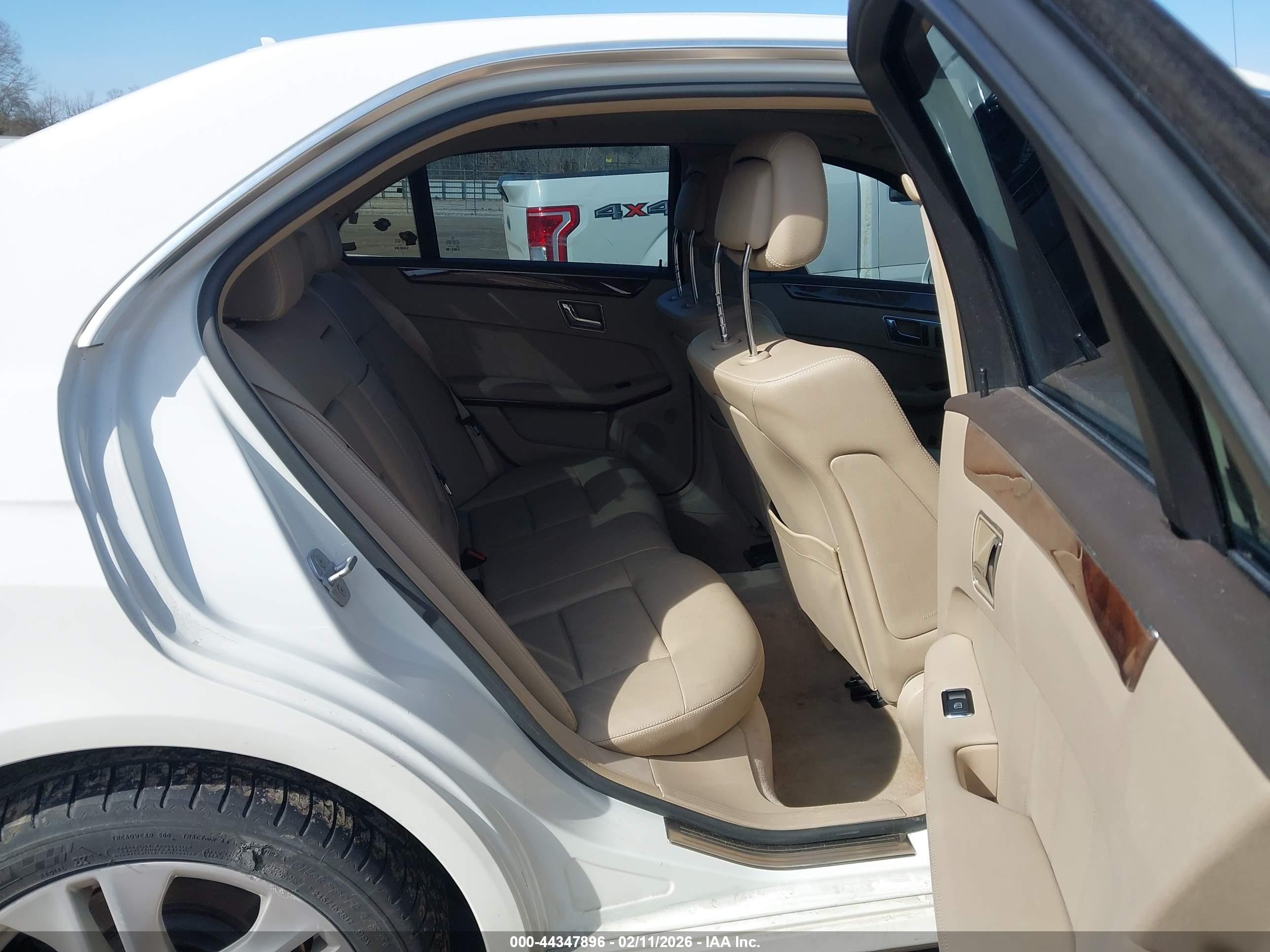 MERCEDES-BENZ E image 8