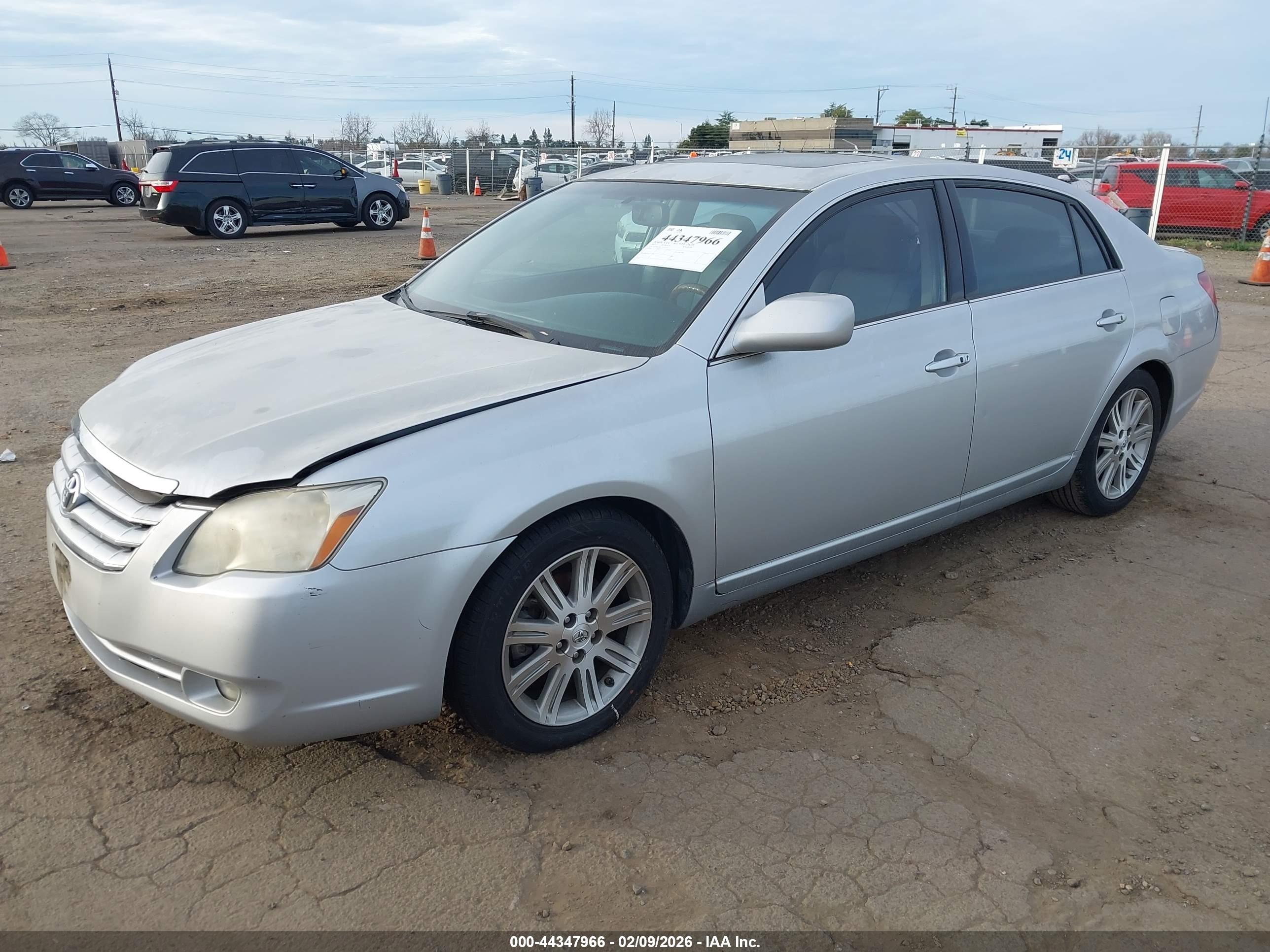 TOYOTA AVALON image 2