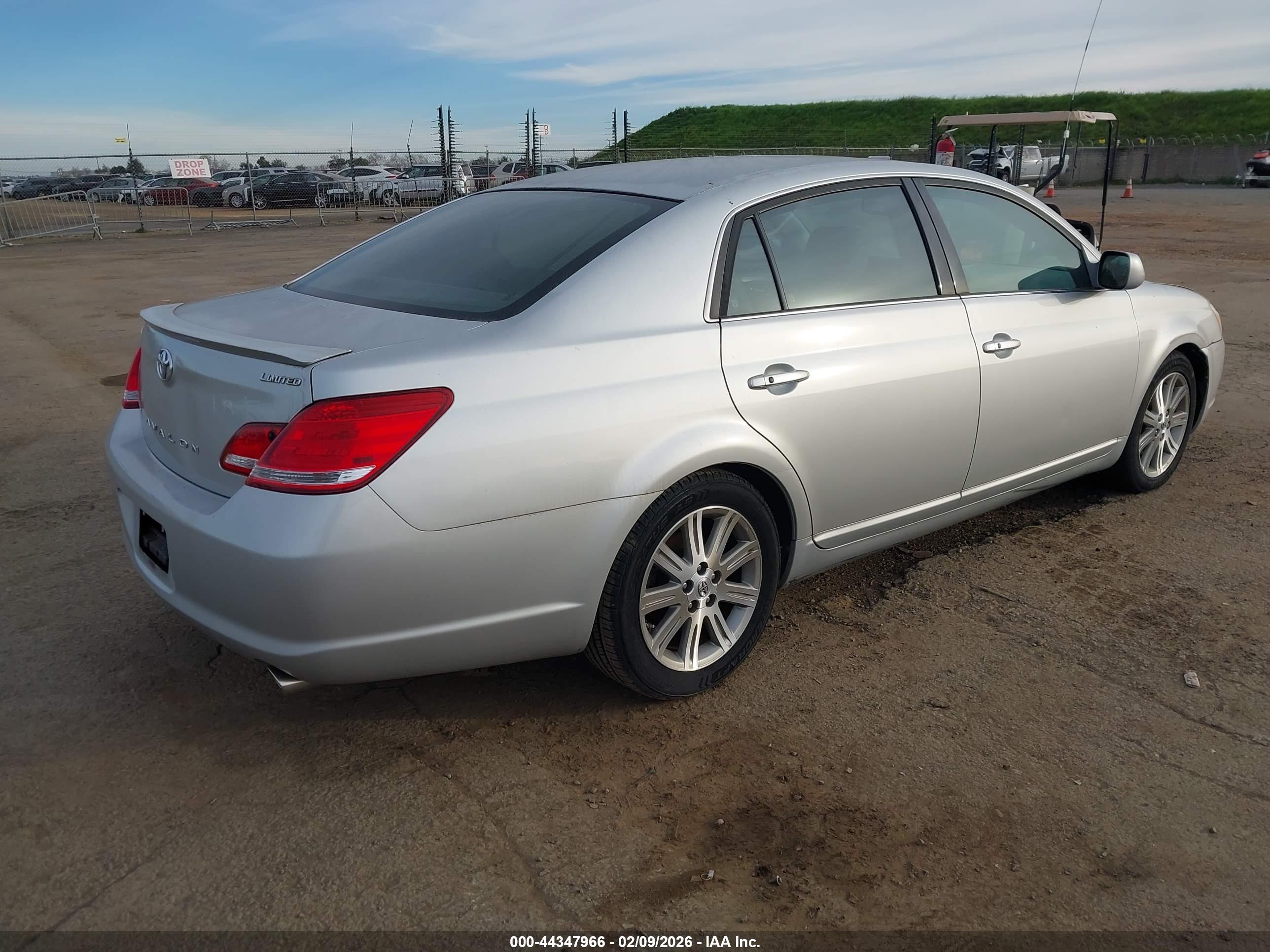 TOYOTA AVALON image 4