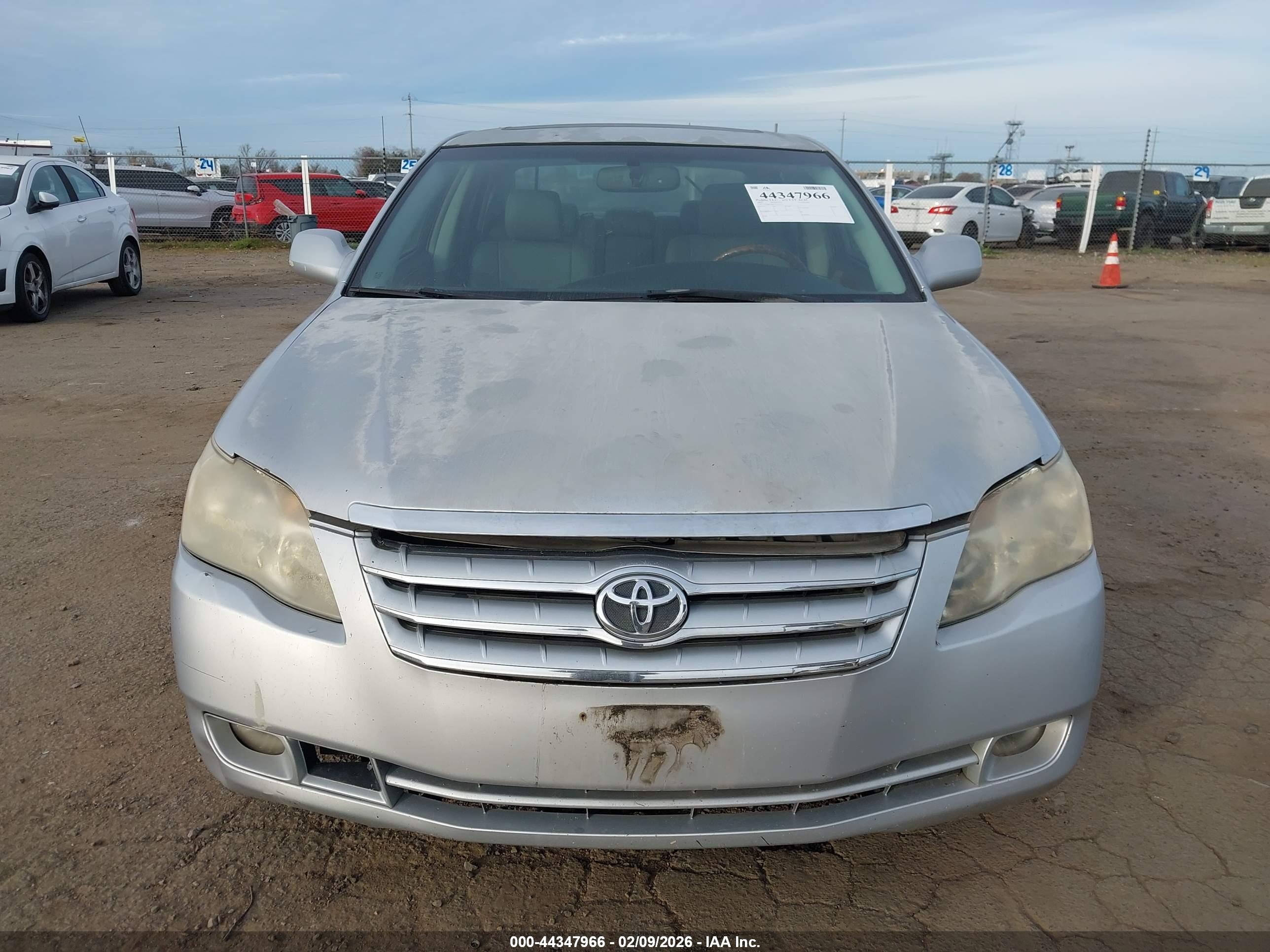 TOYOTA AVALON image 6