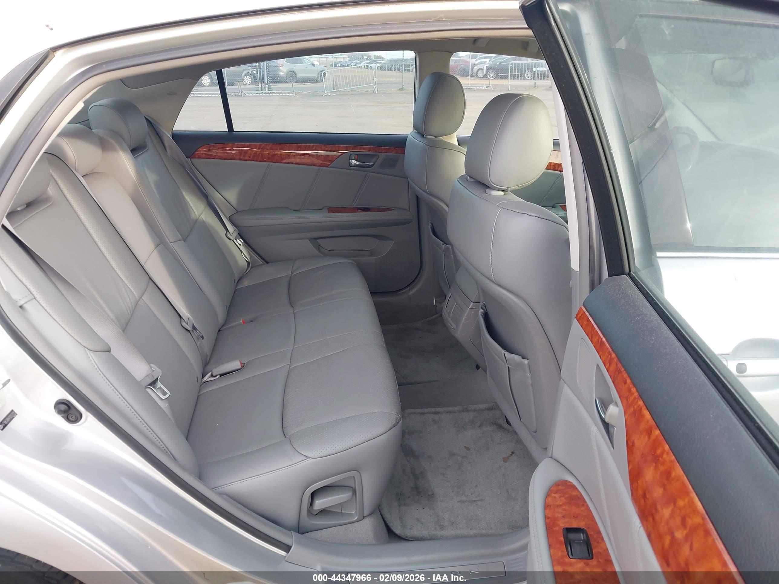 TOYOTA AVALON image 8
