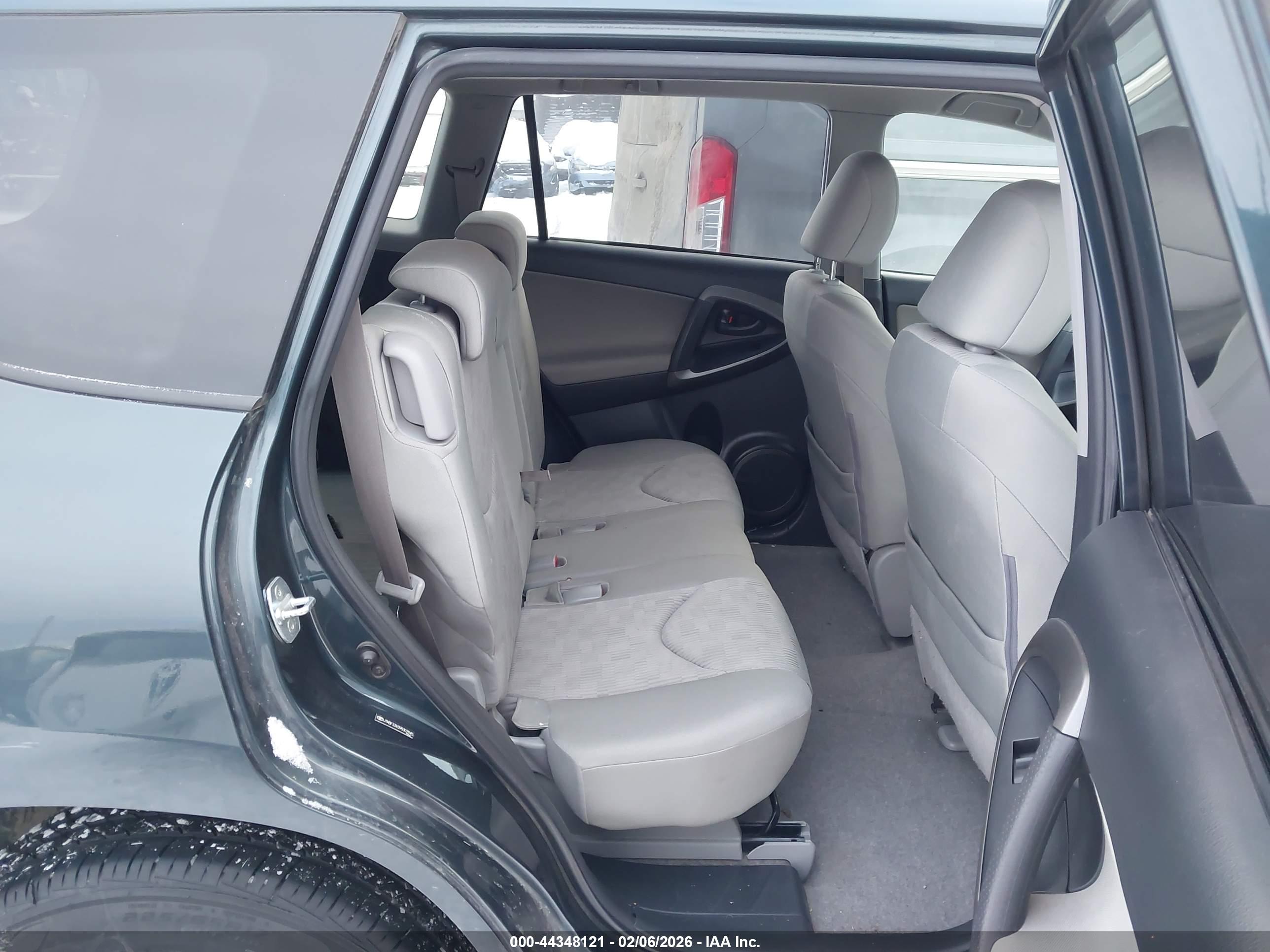TOYOTA RAV4 image 8
