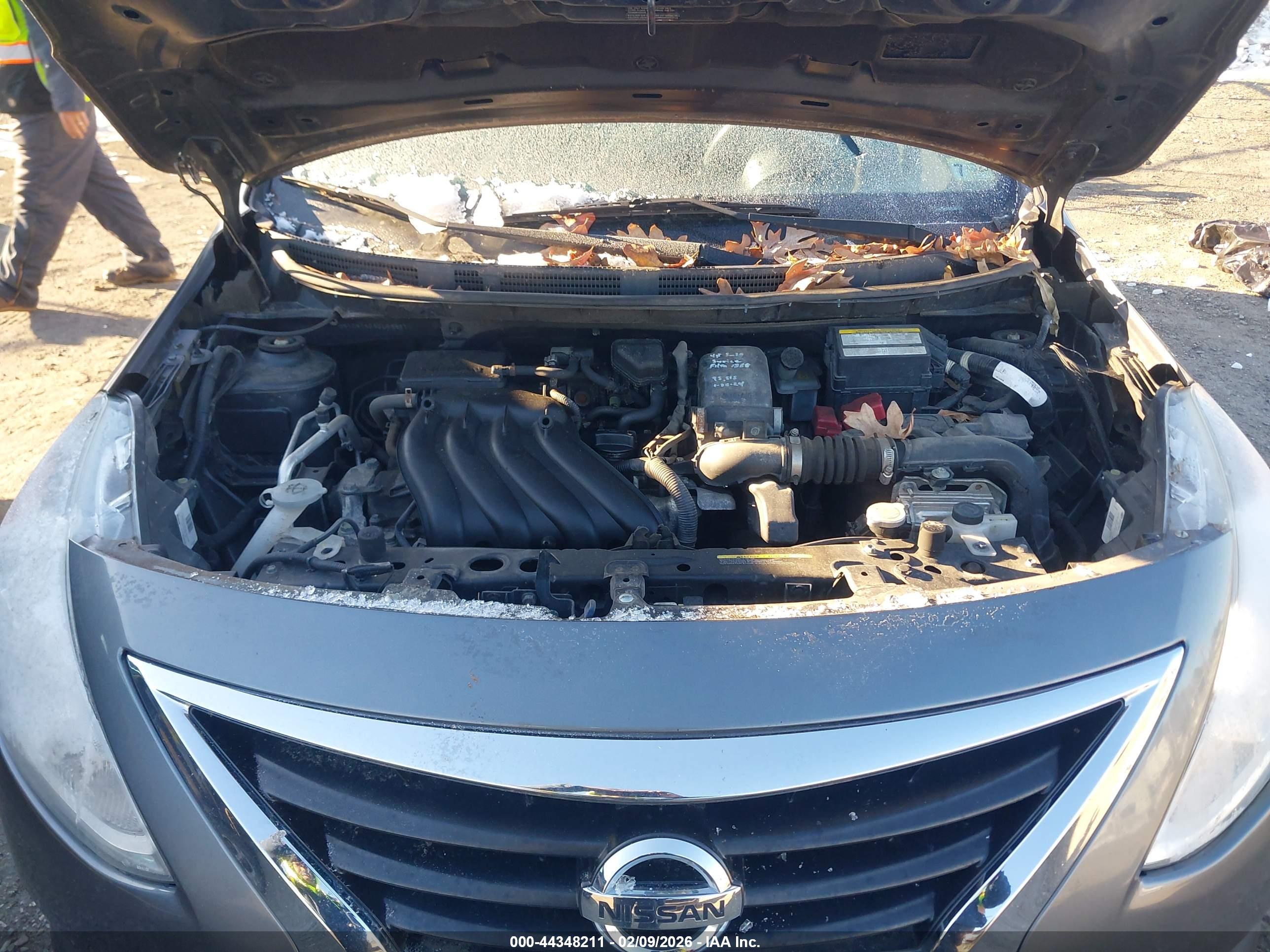 NISSAN VERSA image 10