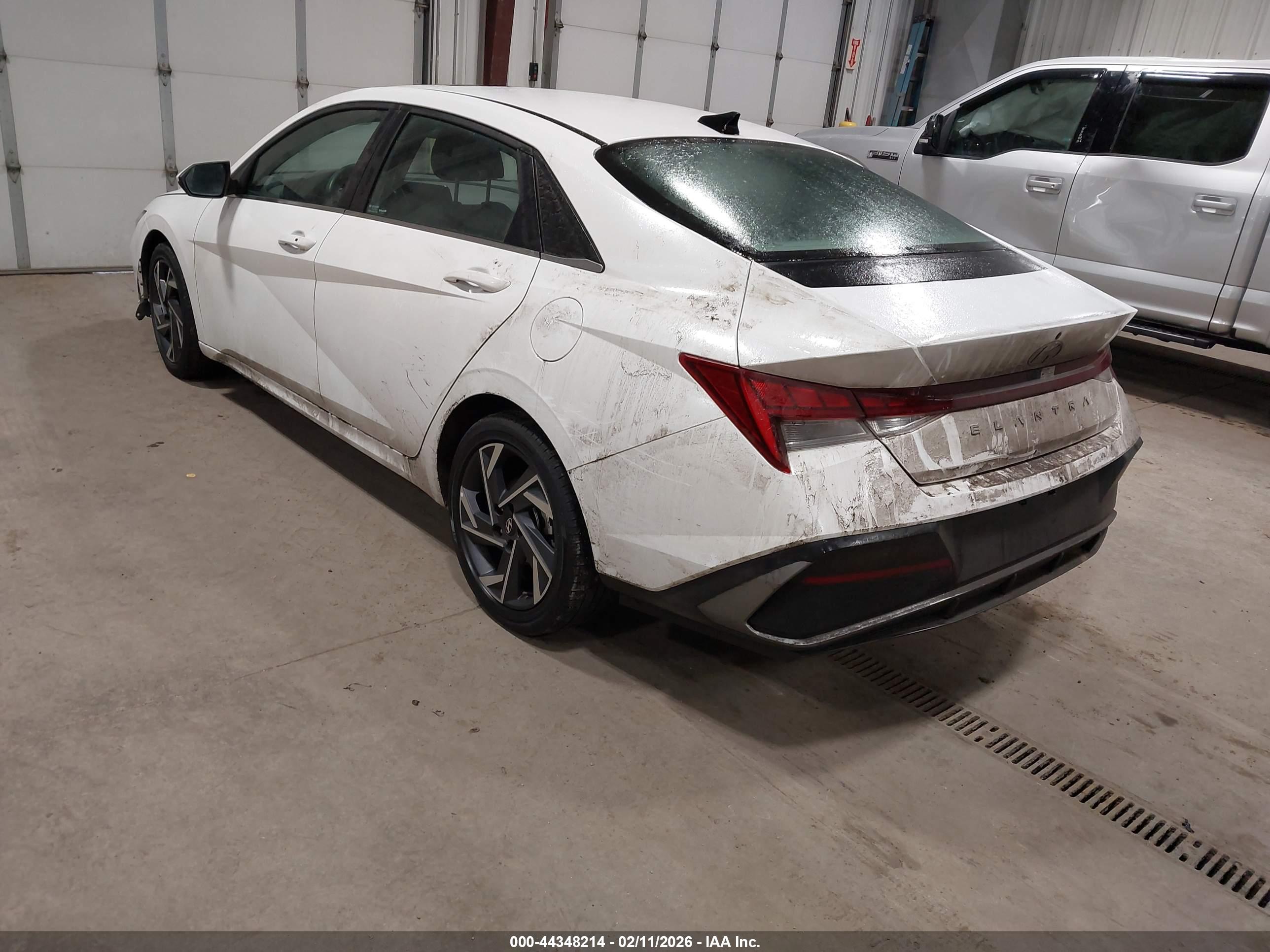 HYUNDAI ELANTRA image 3