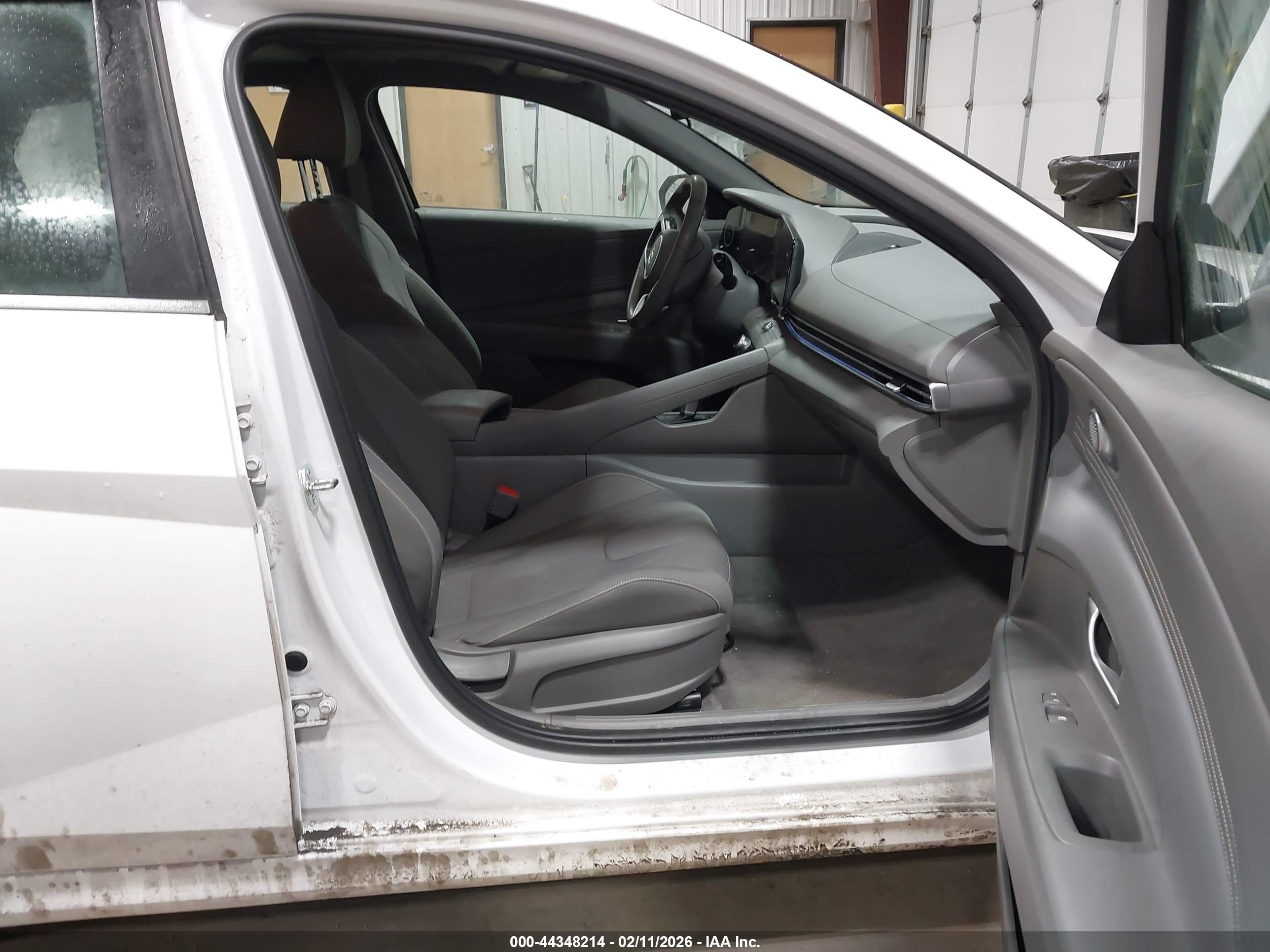 HYUNDAI ELANTRA image 5