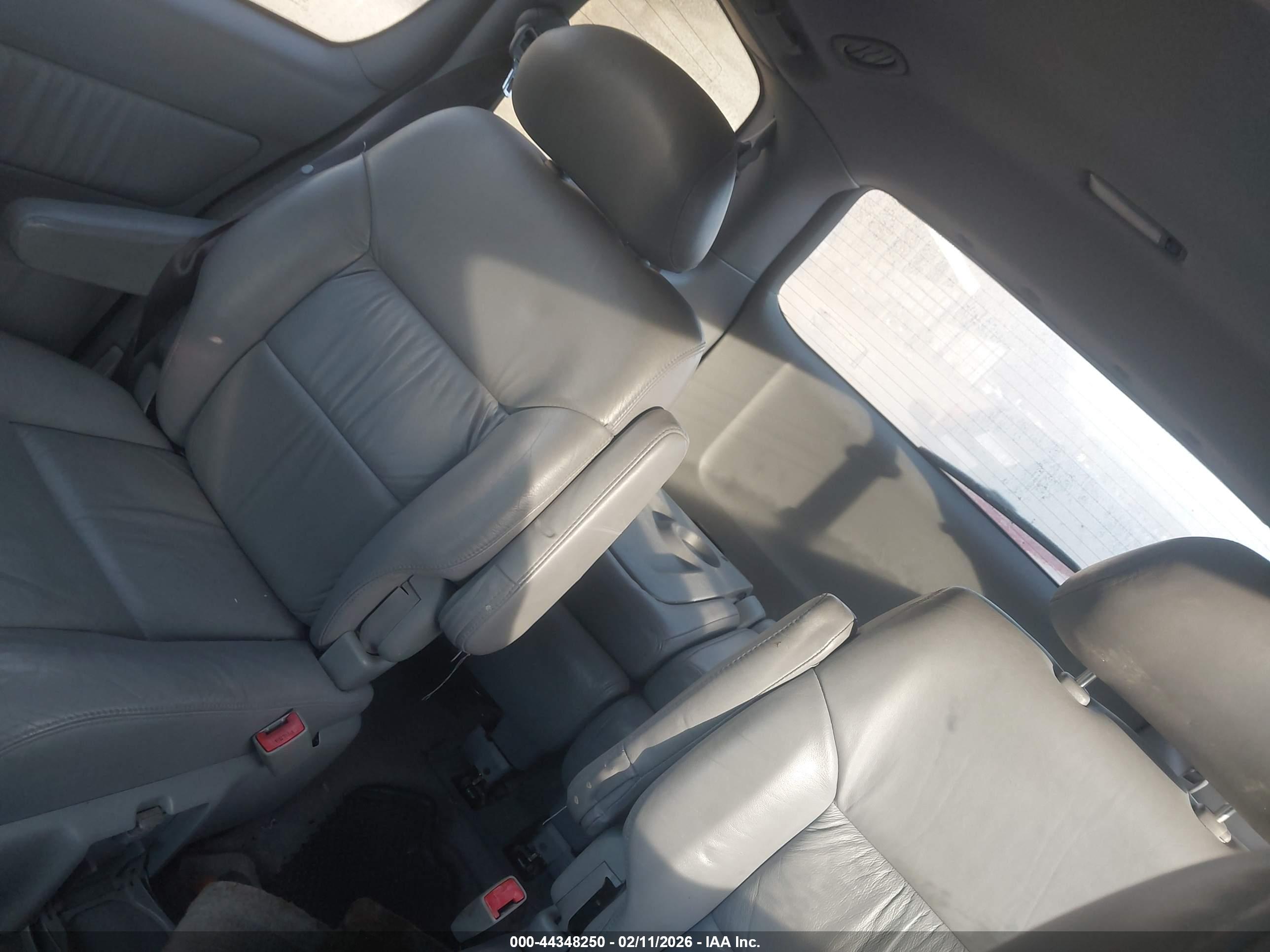 TOYOTA SIENNA image 8