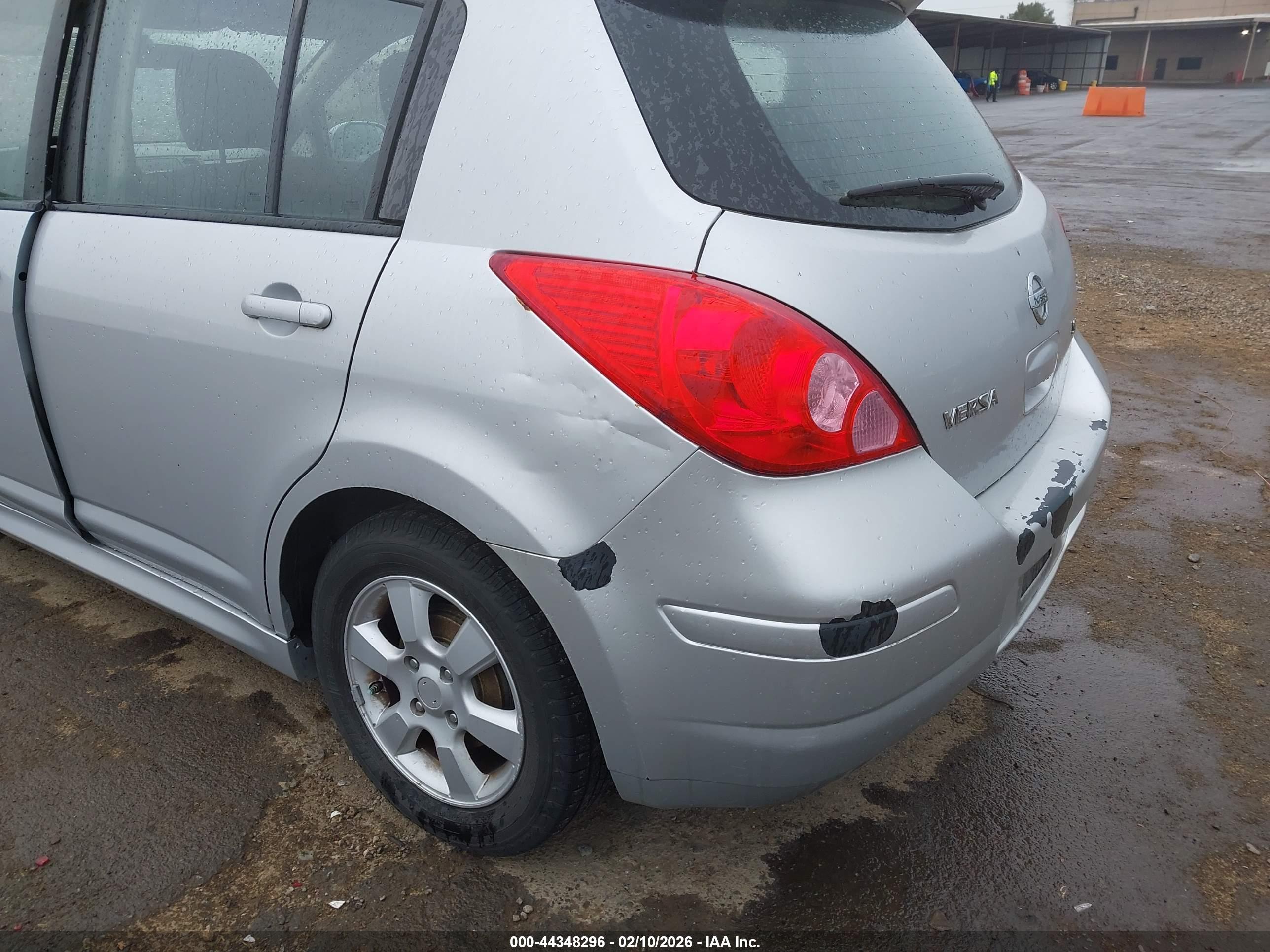 NISSAN VERSA image 6