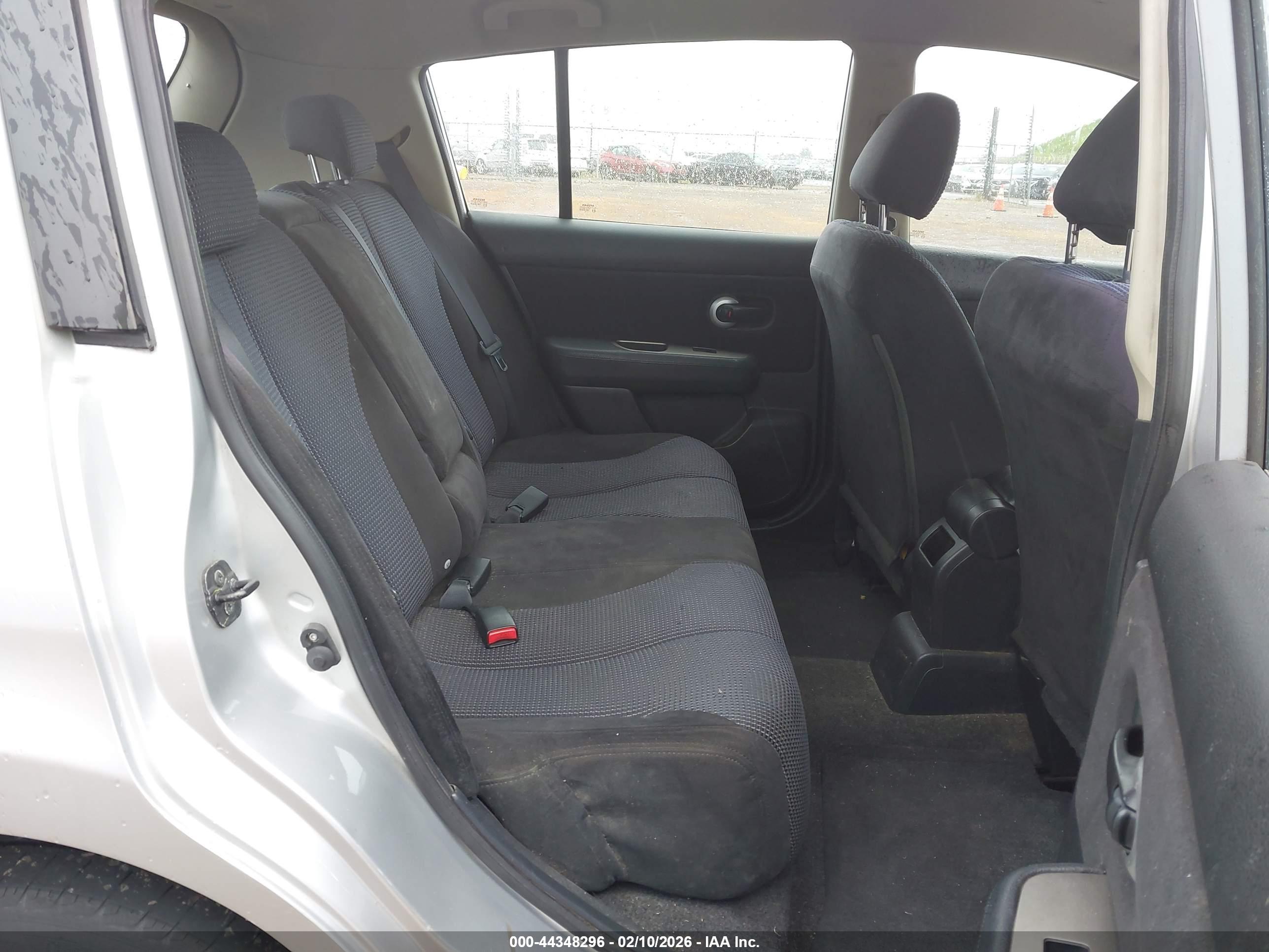 NISSAN VERSA image 8