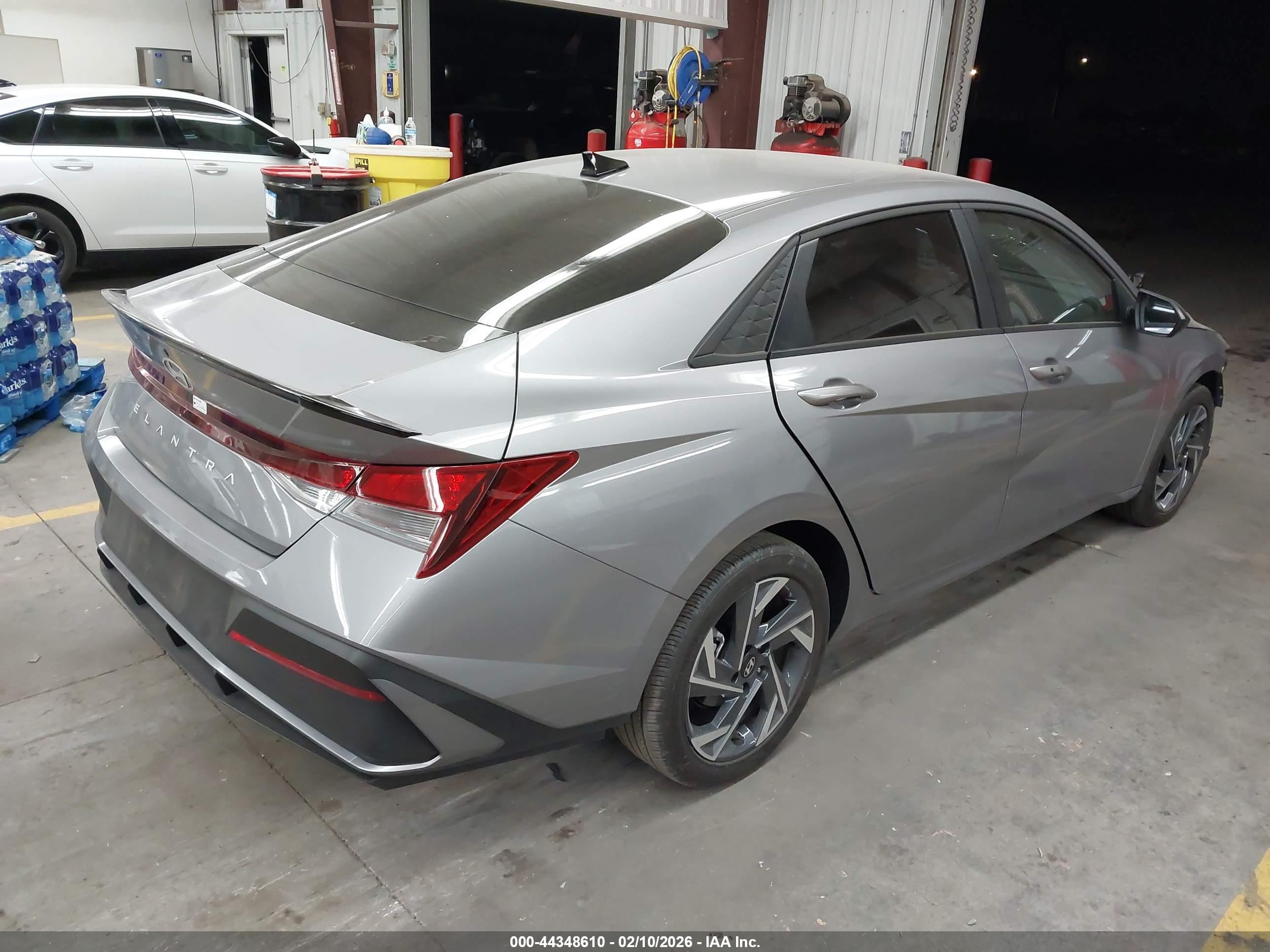 HYUNDAI ELANTRA image 4