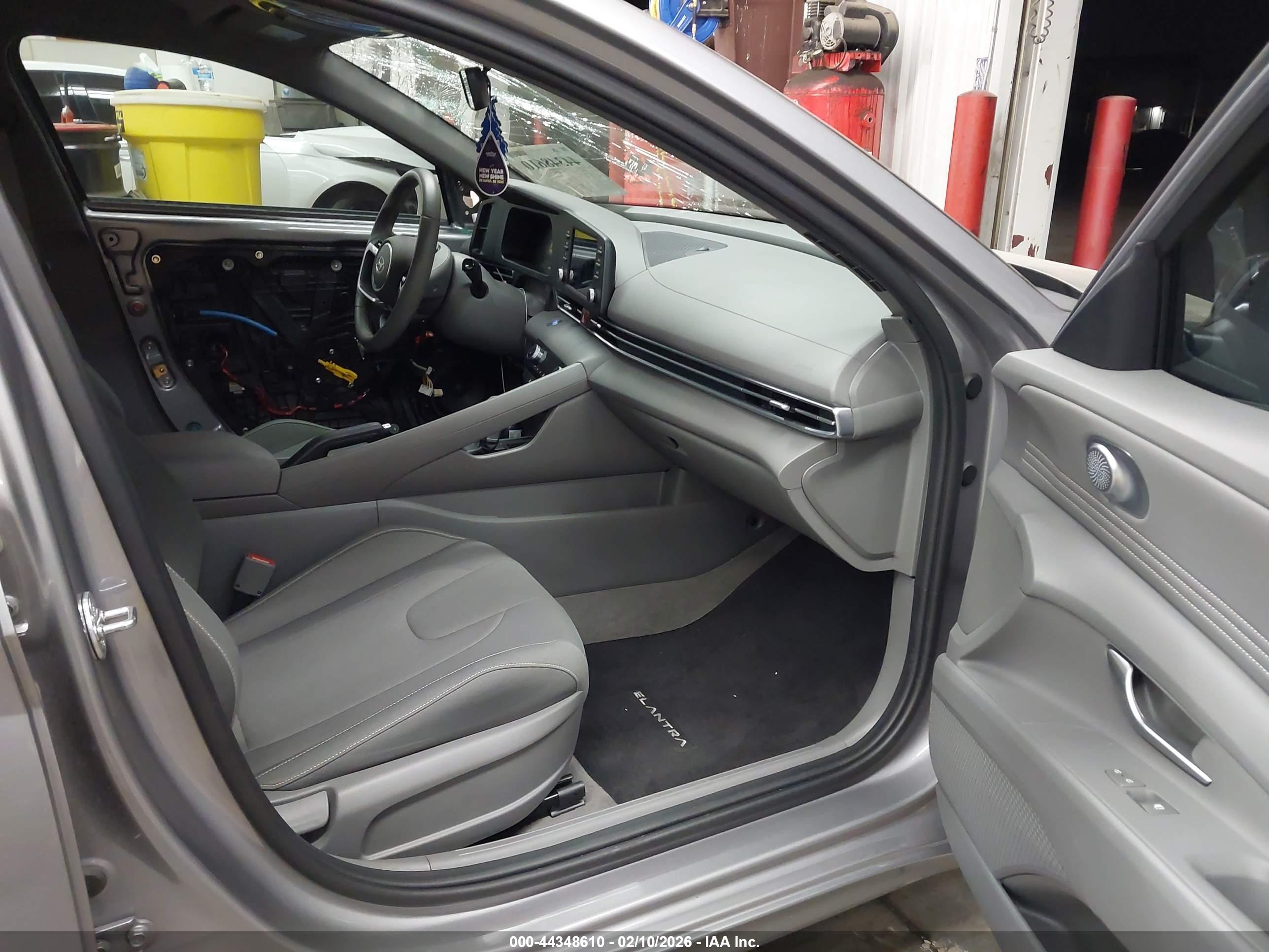 HYUNDAI ELANTRA image 5