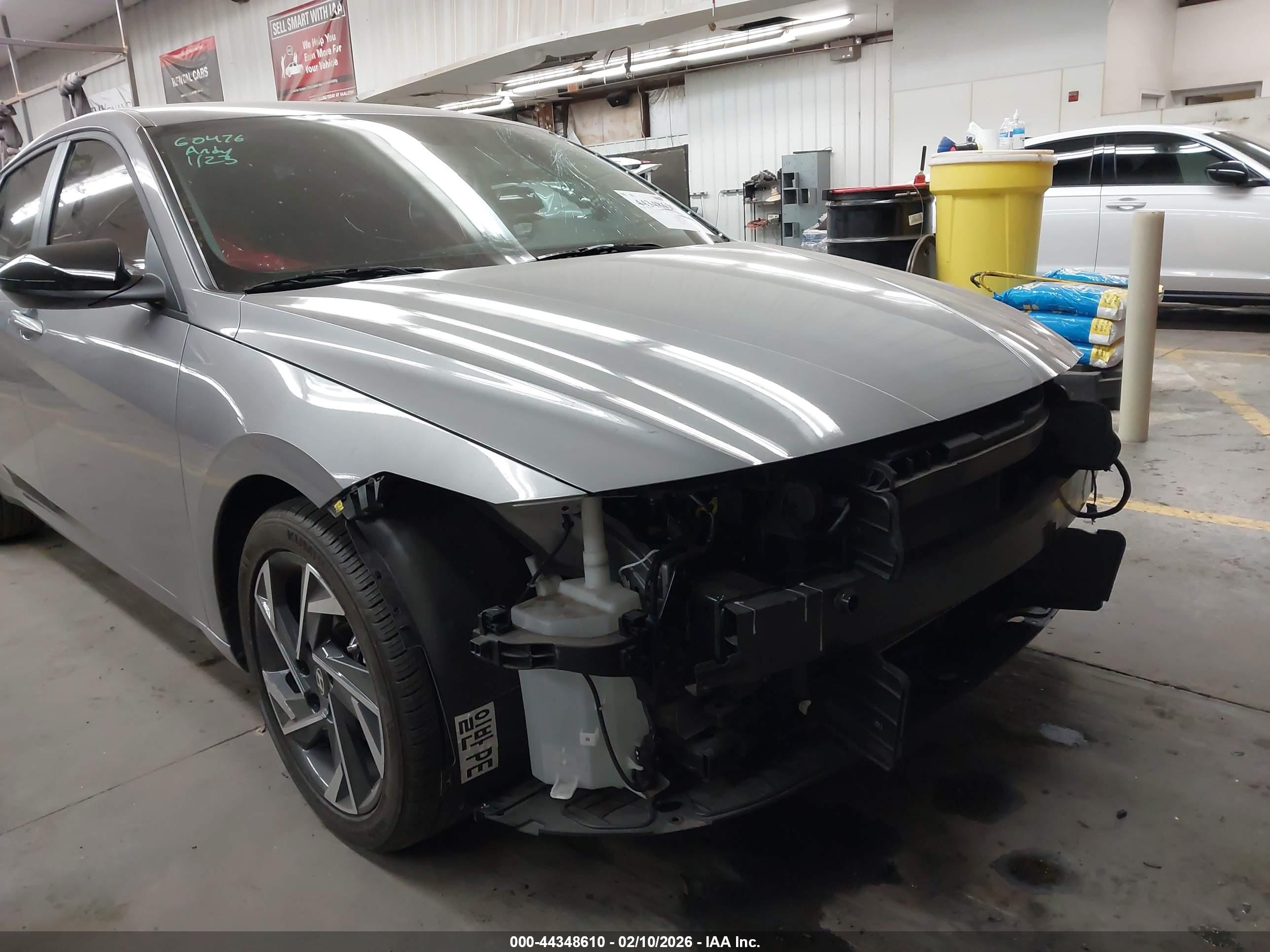 HYUNDAI ELANTRA image 6