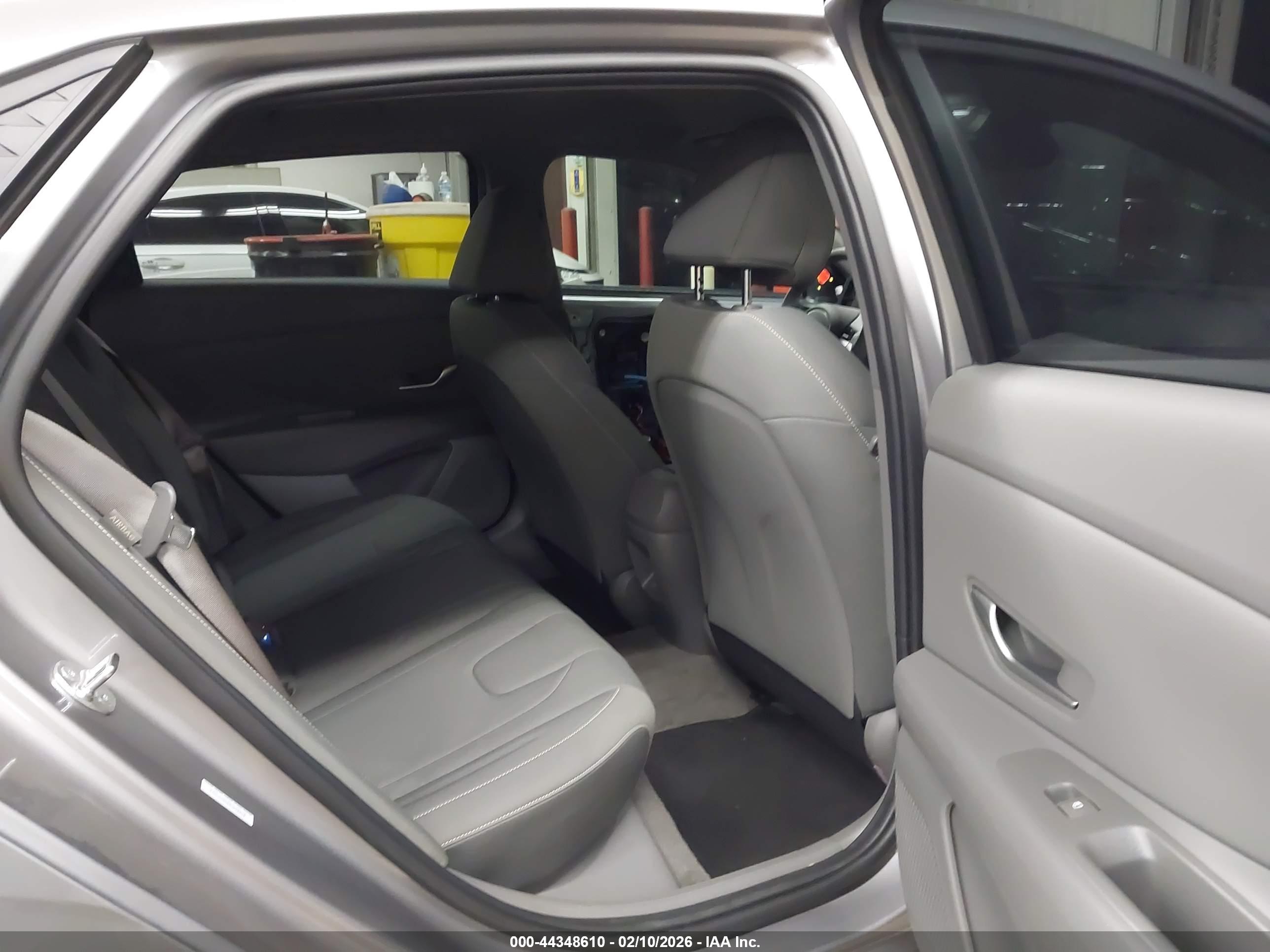 HYUNDAI ELANTRA image 8