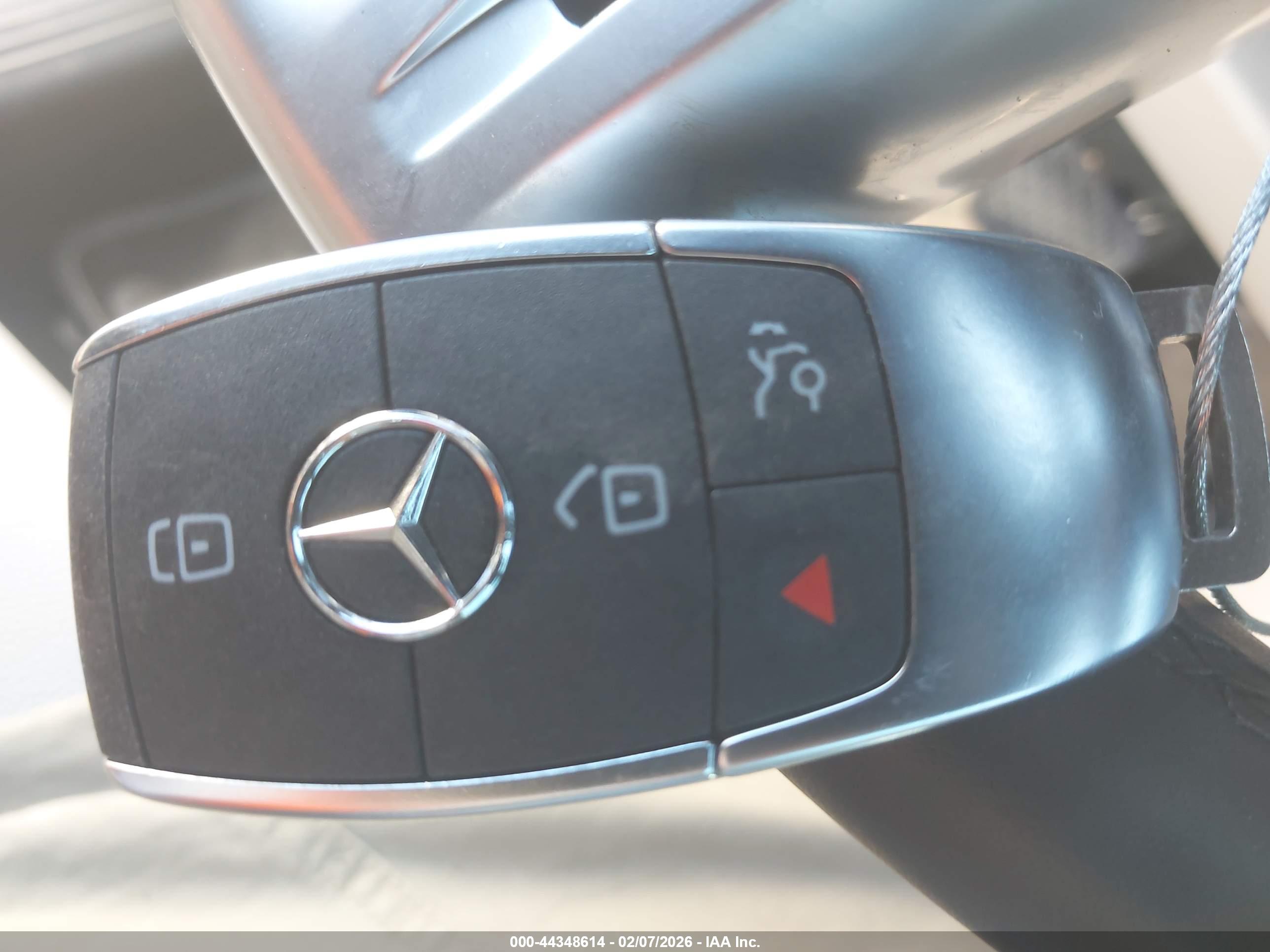 MERCEDES-BENZ GLB image 11
