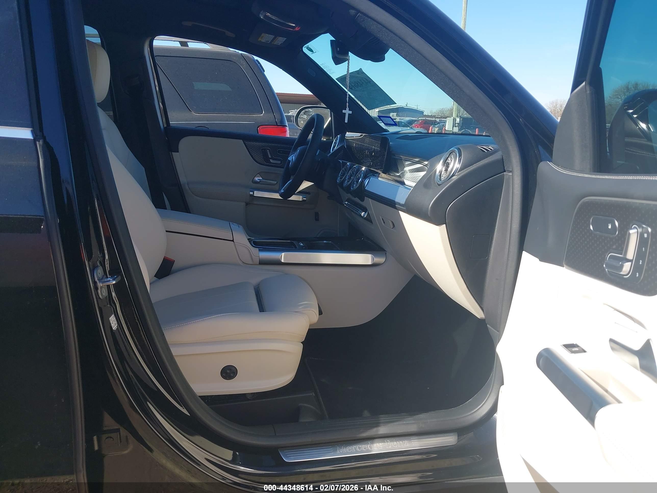 MERCEDES-BENZ GLB image 5