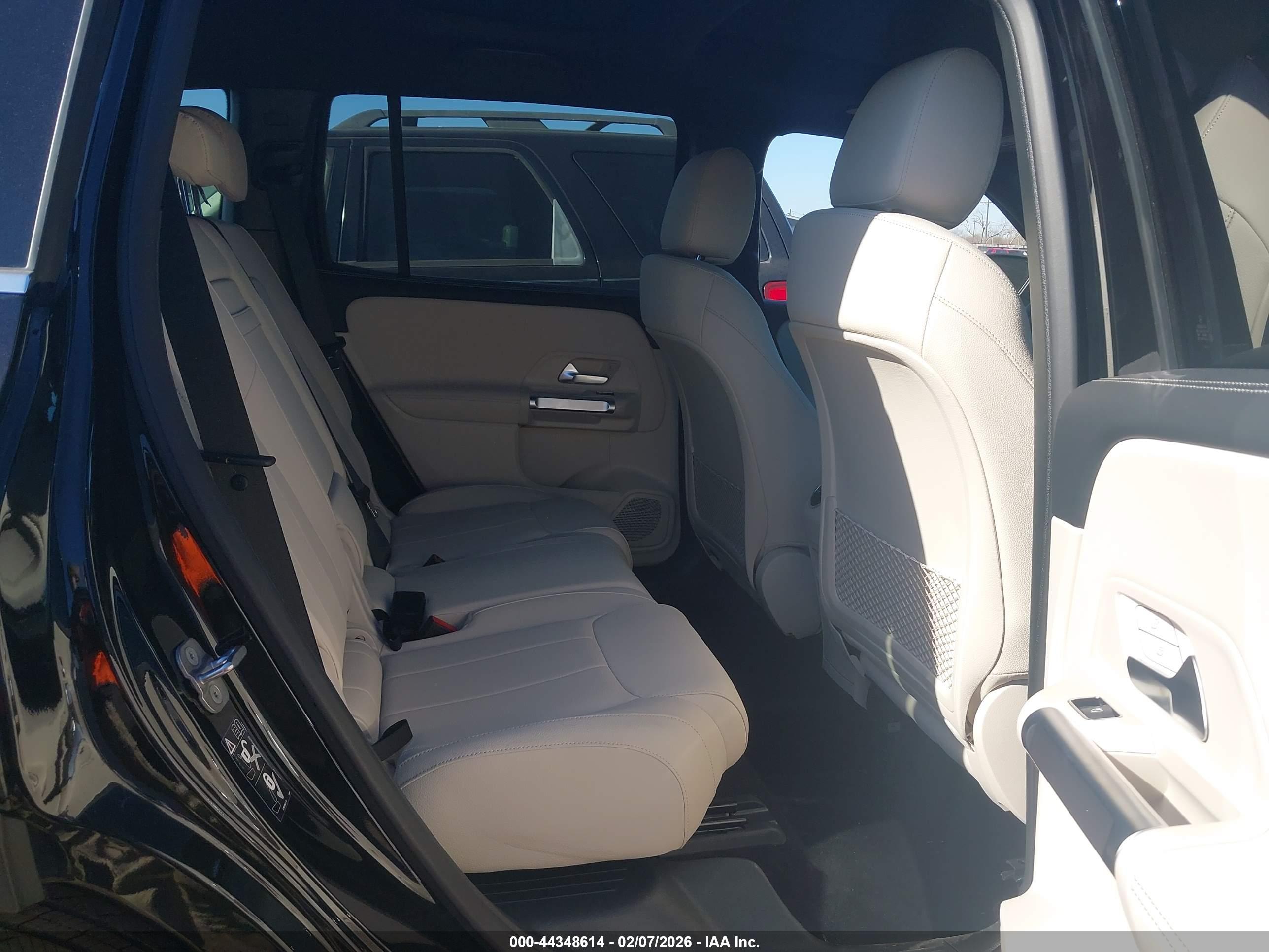 MERCEDES-BENZ GLB image 8