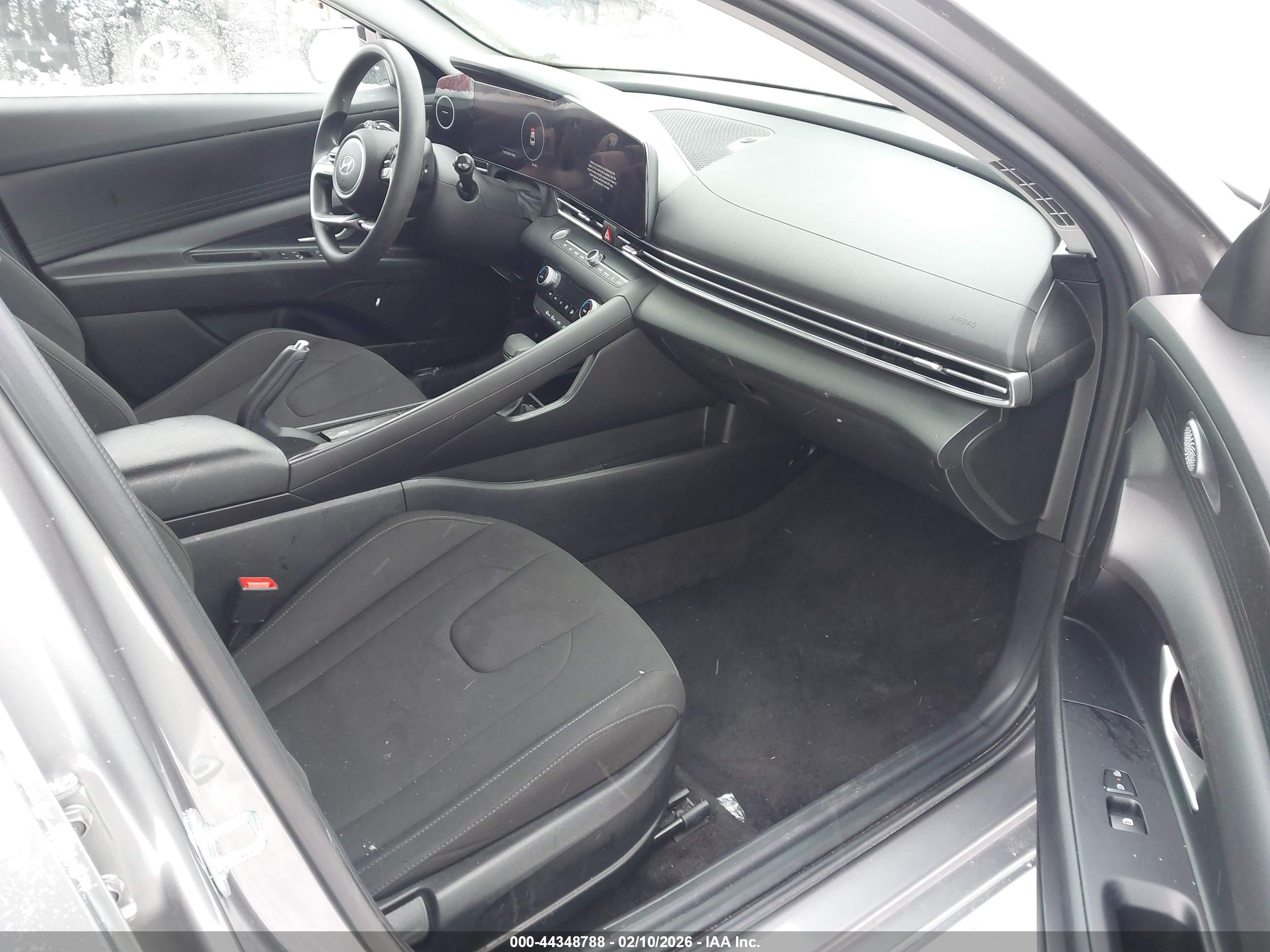 HYUNDAI ELANTRA image 5