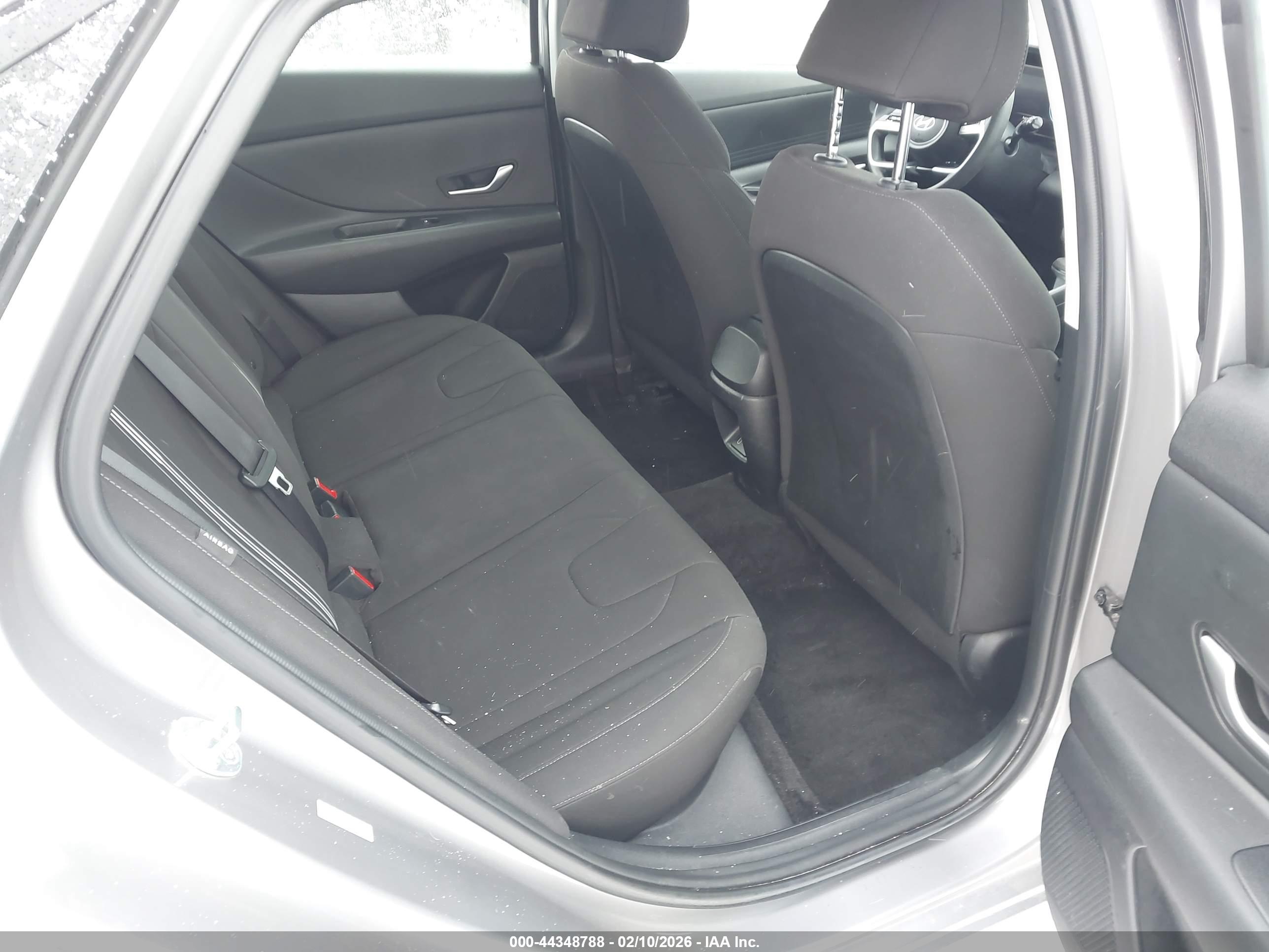 HYUNDAI ELANTRA image 8