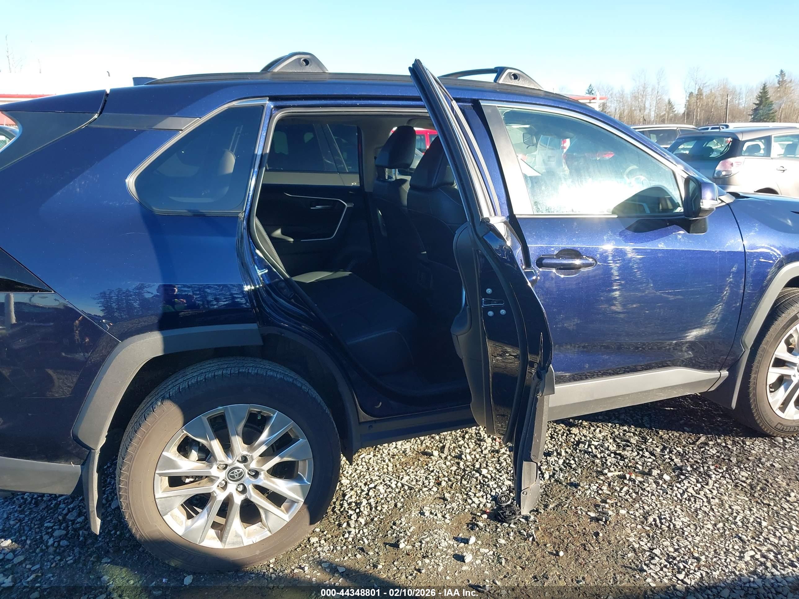 TOYOTA RAV4 image 8